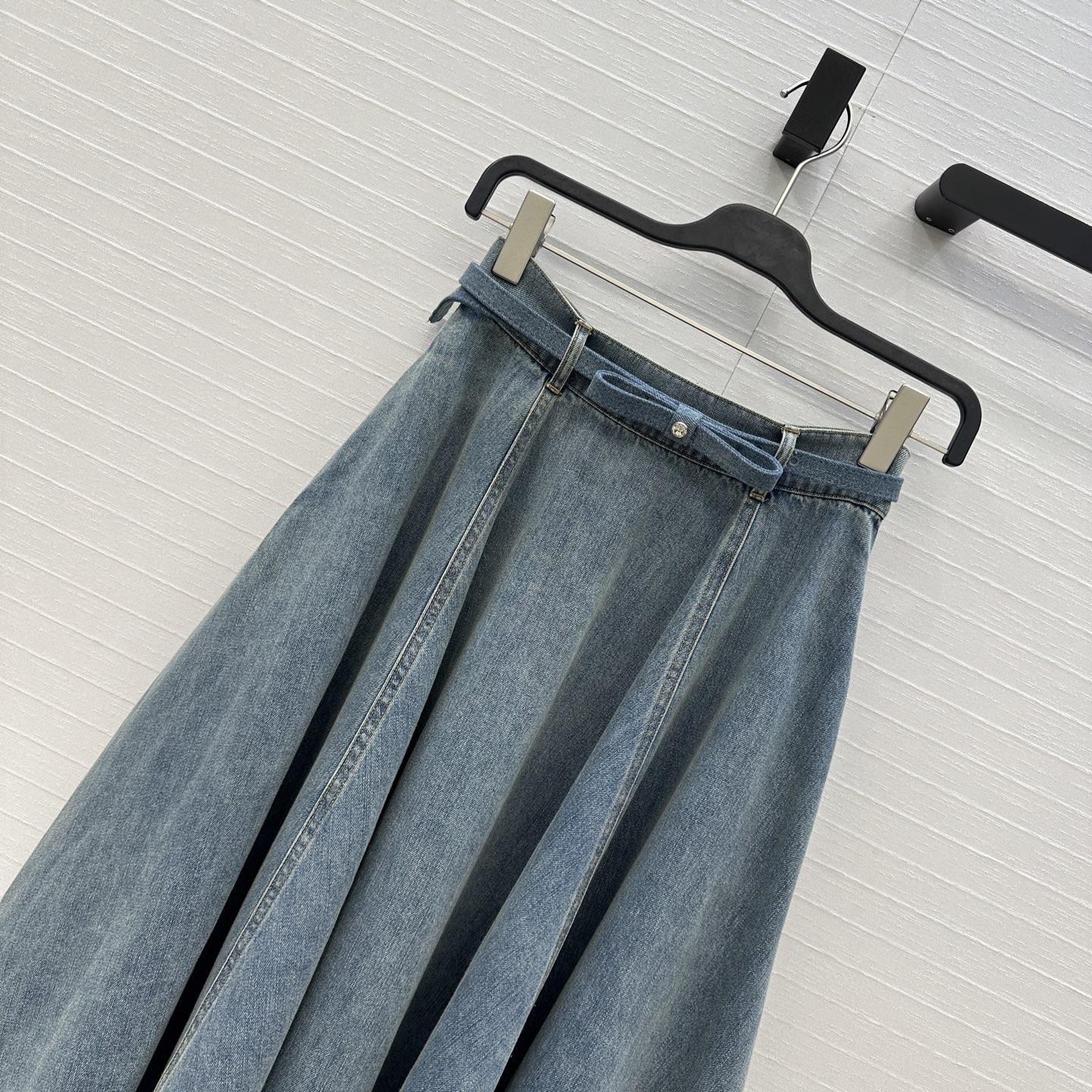 “Stylish Blue Cowboy Blouse with Corset Belt Design: Original Tweeted Woman Recommends New Fashion Look” - 图片 2