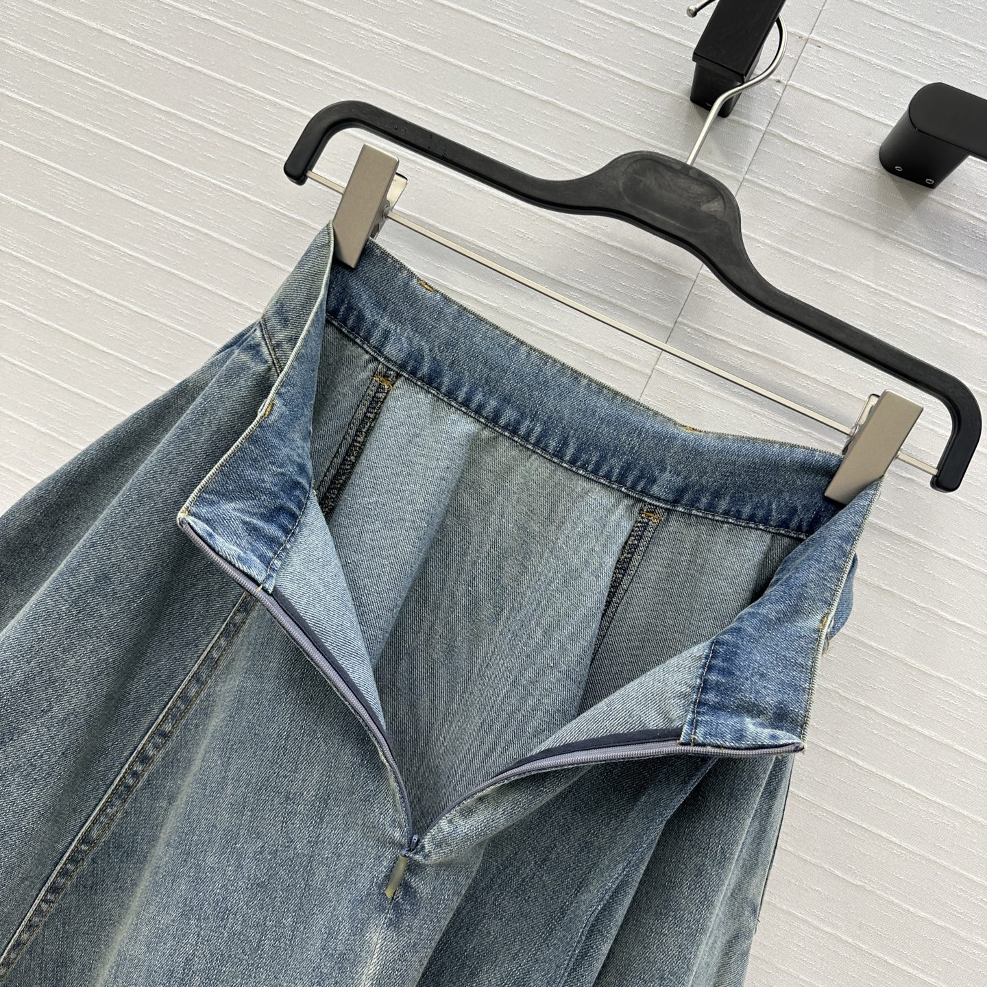 “Stylish Blue Cowboy Blouse with Corset Belt Design: Original Tweeted Woman Recommends New Fashion Look” - 图片 9