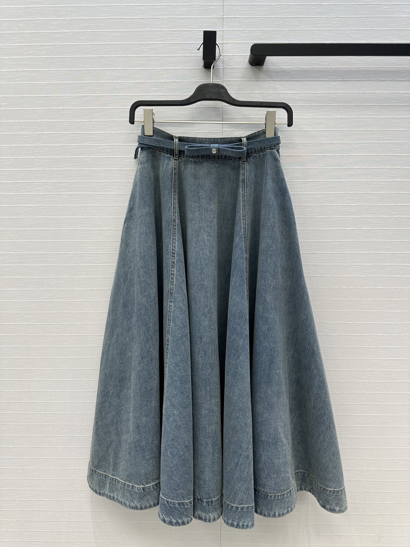 “Stylish Blue Cowboy Blouse with Corset Belt Design: Original Tweeted Woman Recommends New Fashion Look”