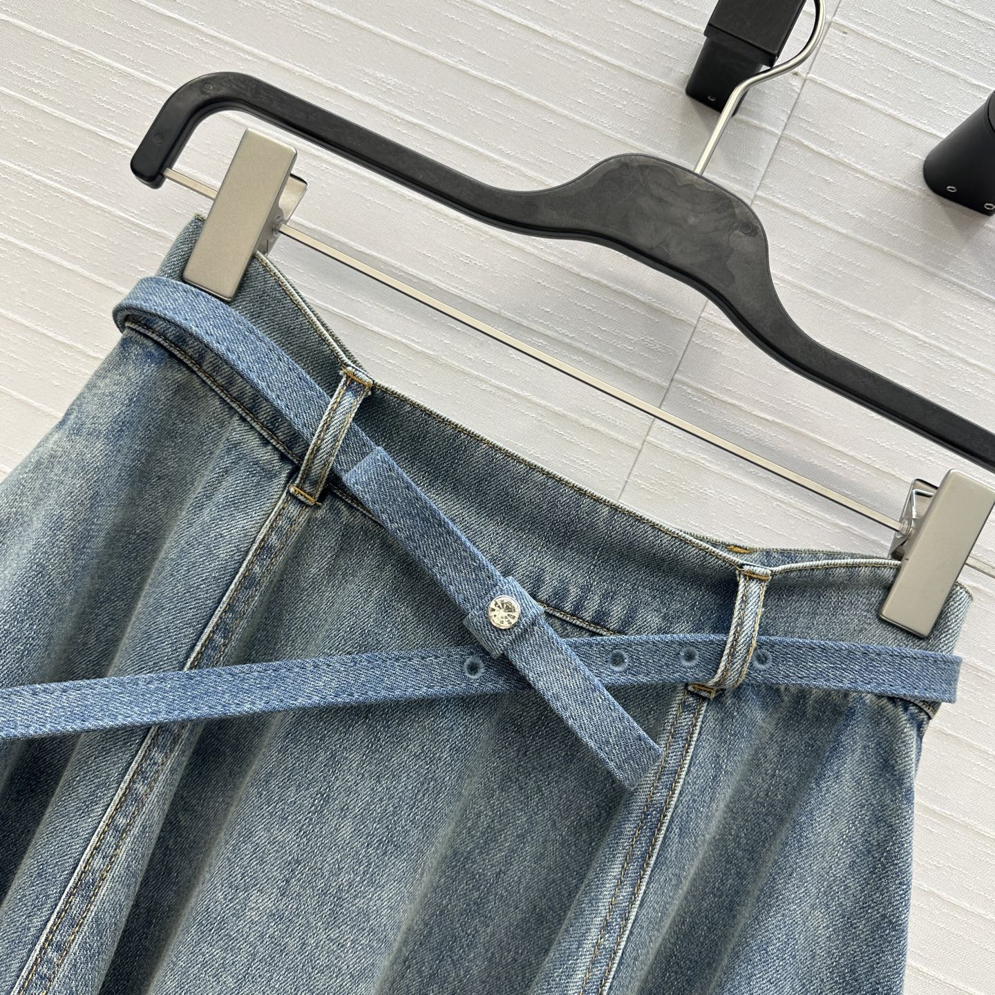 “Stylish Blue Cowboy Blouse with Corset Belt Design: Original Tweeted Woman Recommends New Fashion Look” - 图片 5