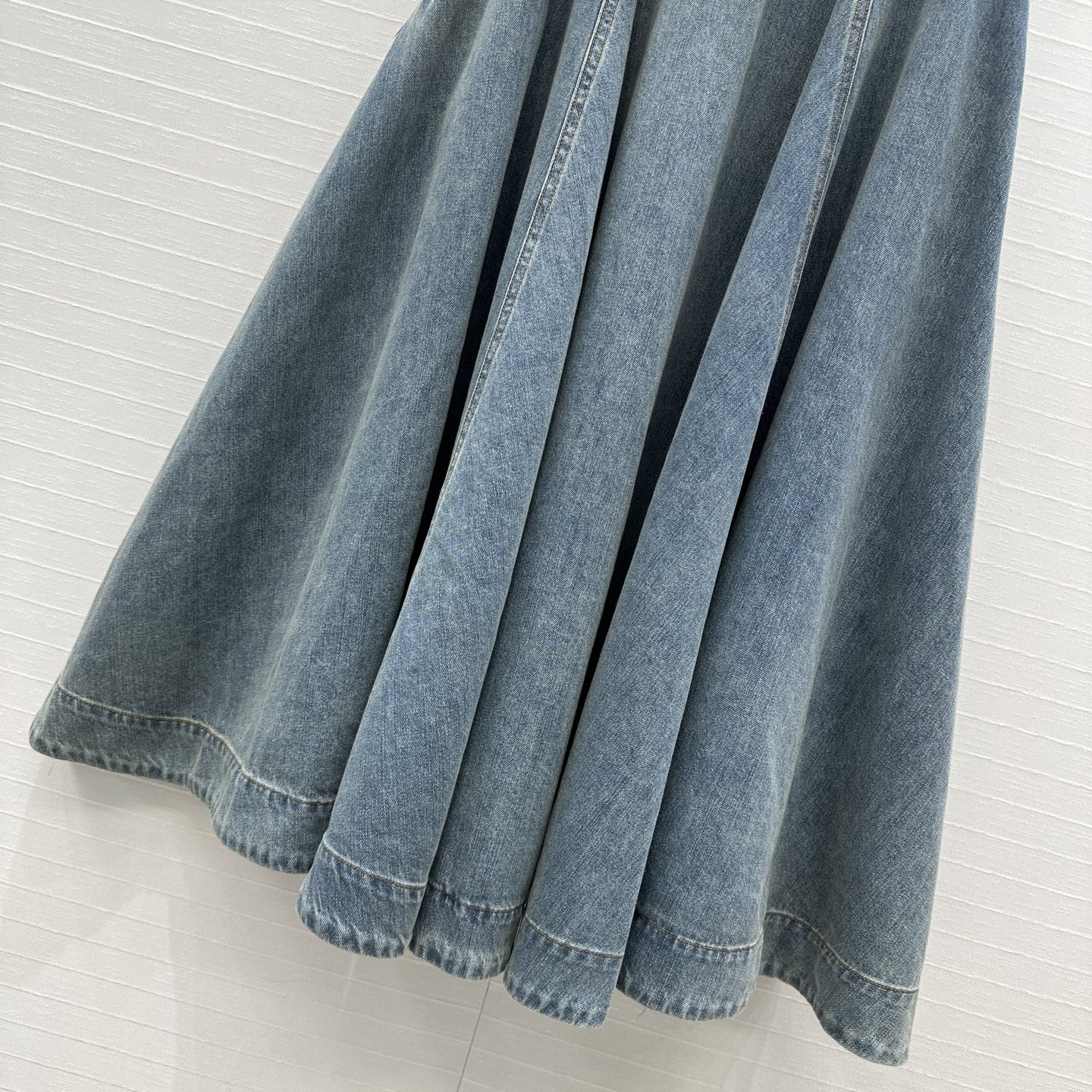 “Stylish Blue Cowboy Blouse with Corset Belt Design: Original Tweeted Woman Recommends New Fashion Look” - 图片 6
