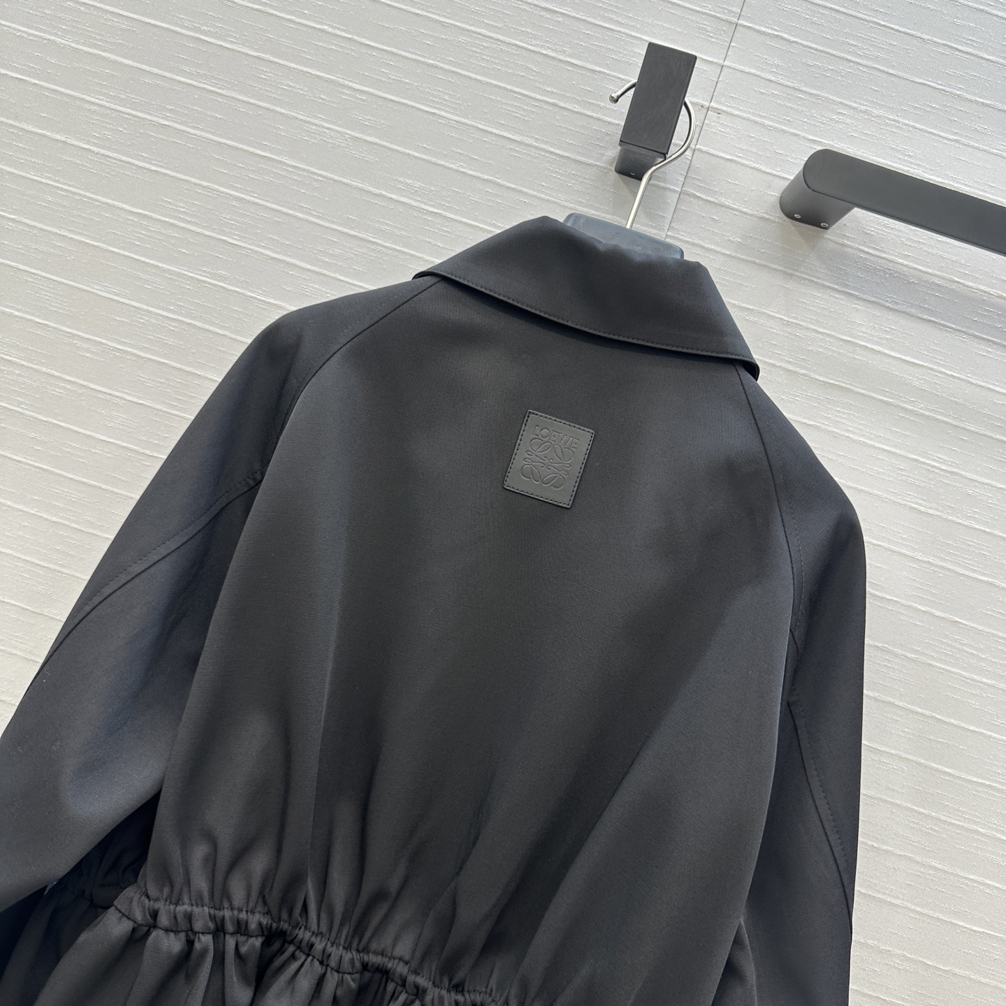 强烈推荐❤️Loew*25新品收腰夹克外套，抽绳束腰设计花苞蓬蓬衣摆造型绝绝子💕经典徽标低调时髦，减龄少