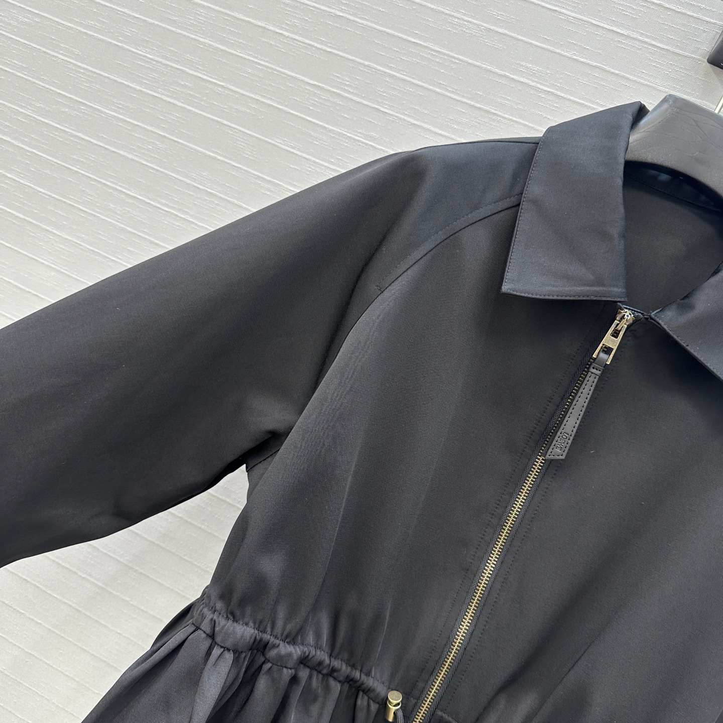 强烈推荐❤️Loew*25新品收腰夹克外套，抽绳束腰设计花苞蓬蓬衣摆造型绝绝子💕经典徽标低调时髦，减龄少