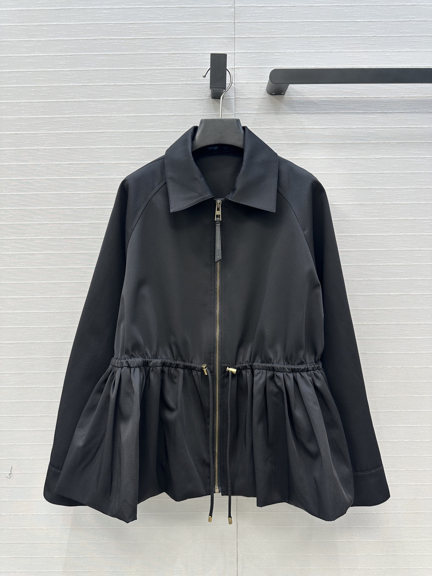 强烈推荐❤️Loew*25新品收腰夹克外套，抽绳束腰设计花苞蓬蓬衣摆造型绝绝子💕经典徽标低调时髦，减龄少