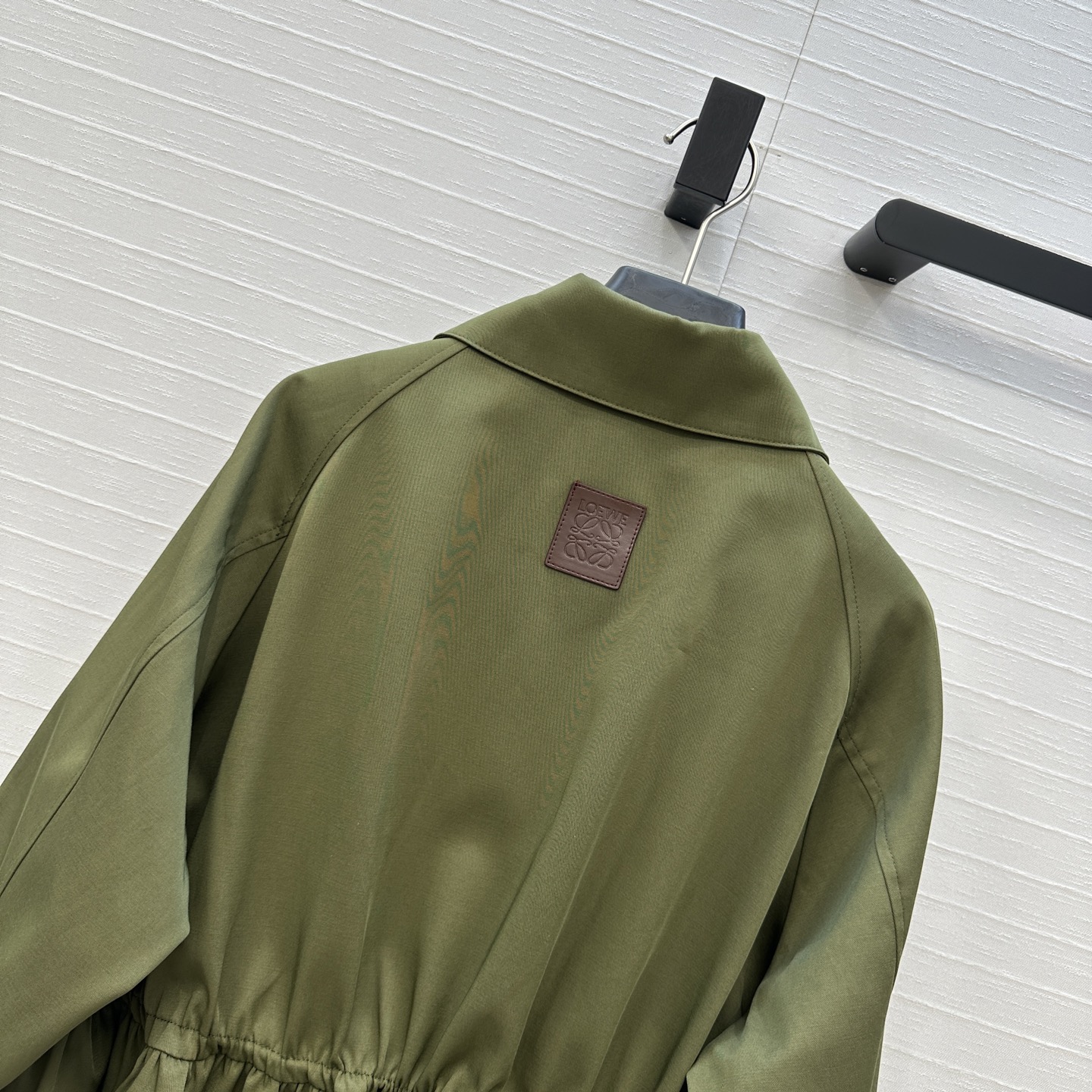 强烈推荐❤️Loew*25新品收腰夹克外套，抽绳束腰设计花苞蓬蓬衣摆造型绝绝子💕经典徽标低调时髦，减龄少