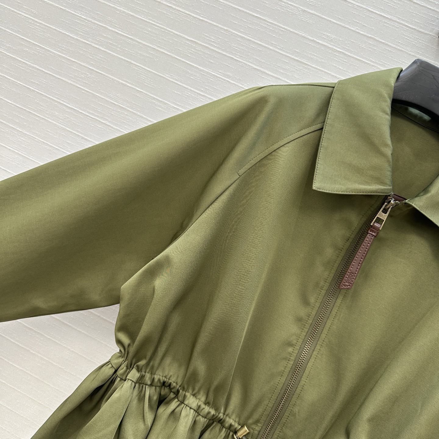 强烈推荐❤️Loew*25新品收腰夹克外套，抽绳束腰设计花苞蓬蓬衣摆造型绝绝子💕经典徽标低调时髦，减龄少