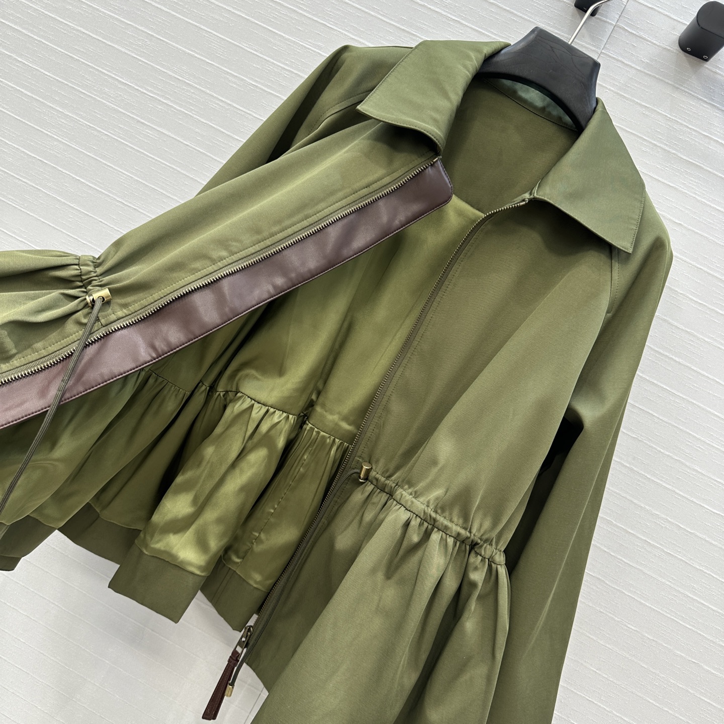 强烈推荐❤️Loew*25新品收腰夹克外套，抽绳束腰设计花苞蓬蓬衣摆造型绝绝子💕经典徽标低调时髦，减龄少