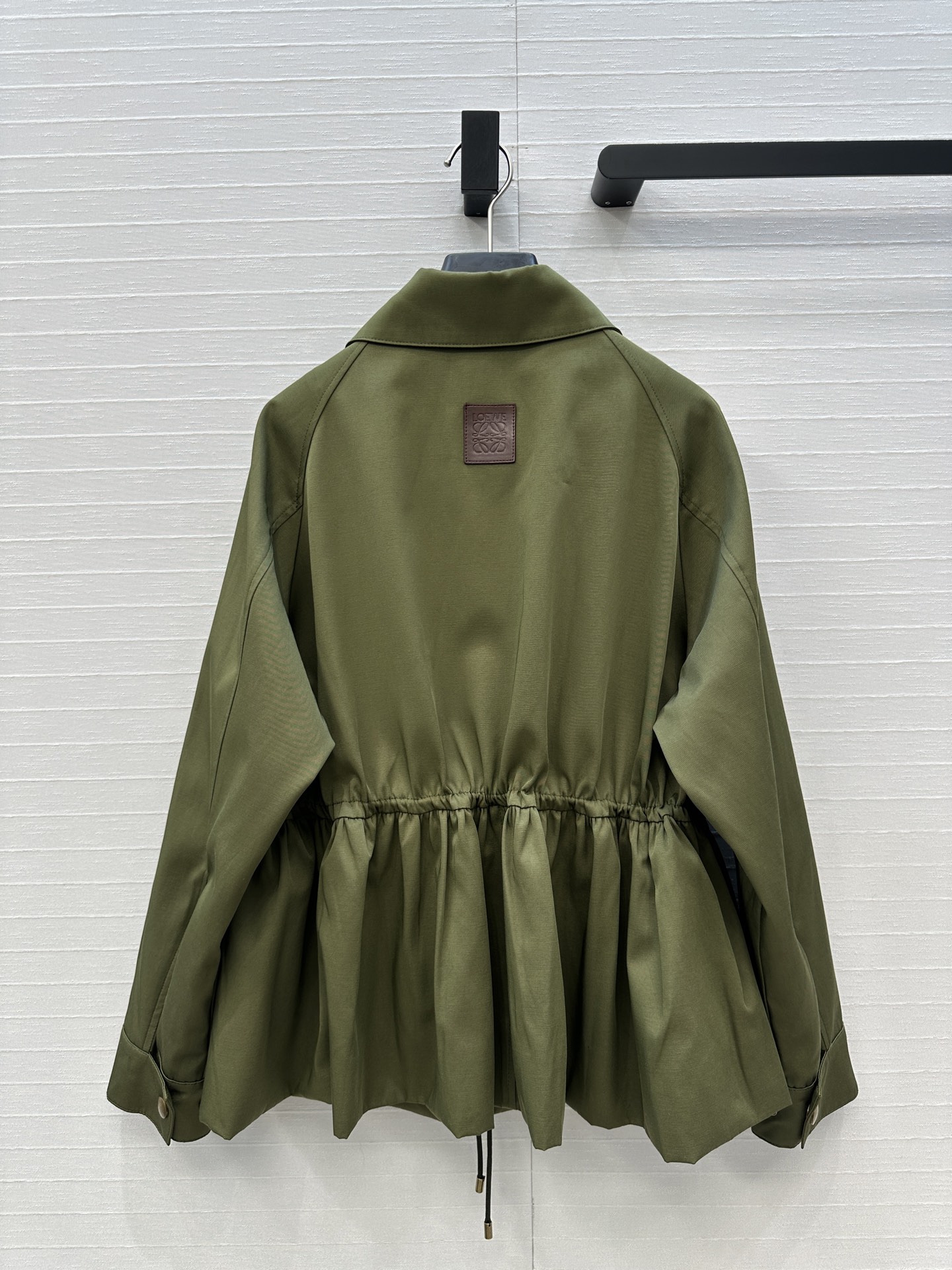 强烈推荐❤️Loew*25新品收腰夹克外套，抽绳束腰设计花苞蓬蓬衣摆造型绝绝子💕经典徽标低调时髦，减龄少