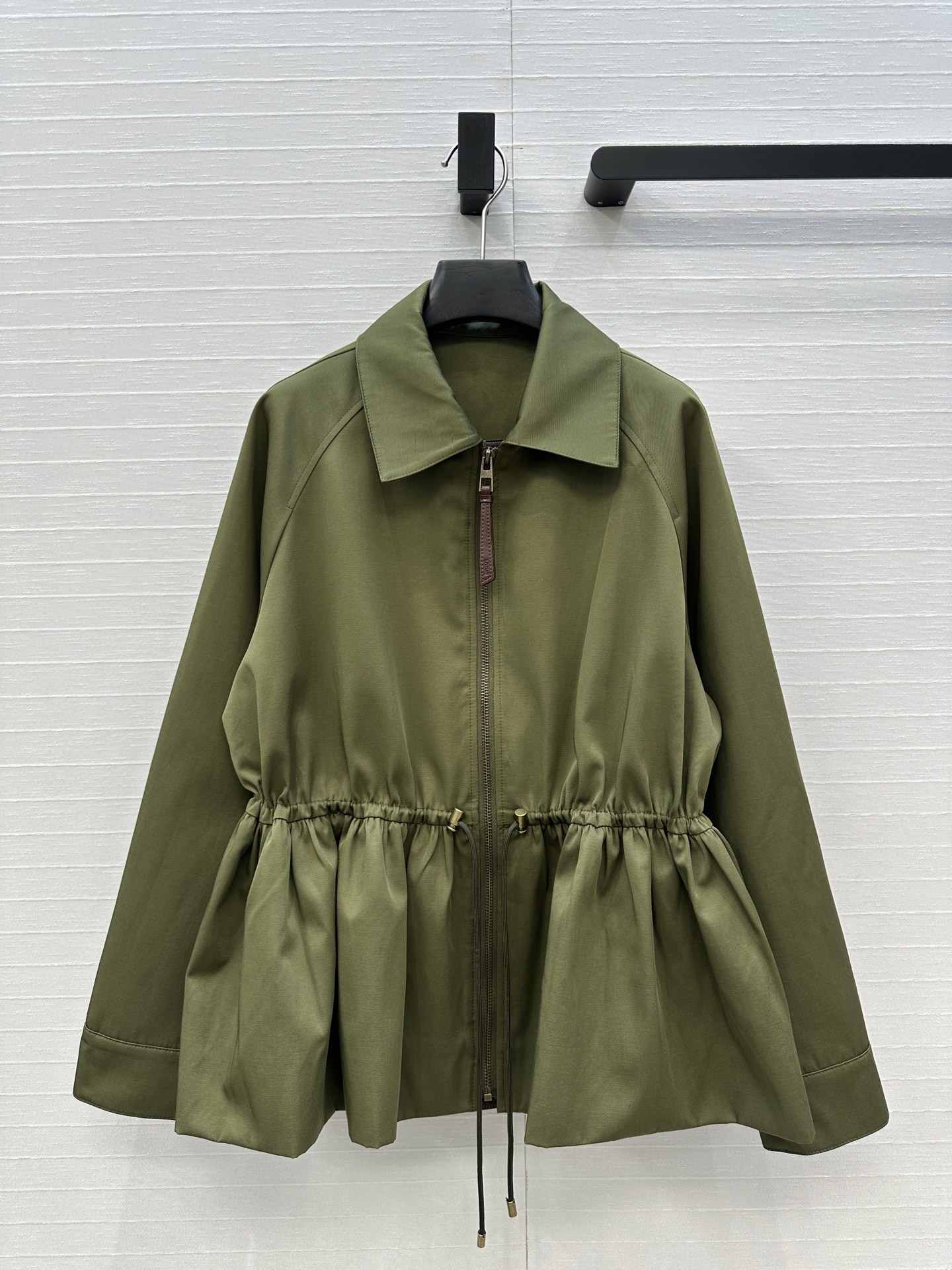 强烈推荐❤️Loew*25新品收腰夹克外套，抽绳束腰设计花苞蓬蓬衣摆造型绝绝子💕经典徽标低调时髦，减龄少