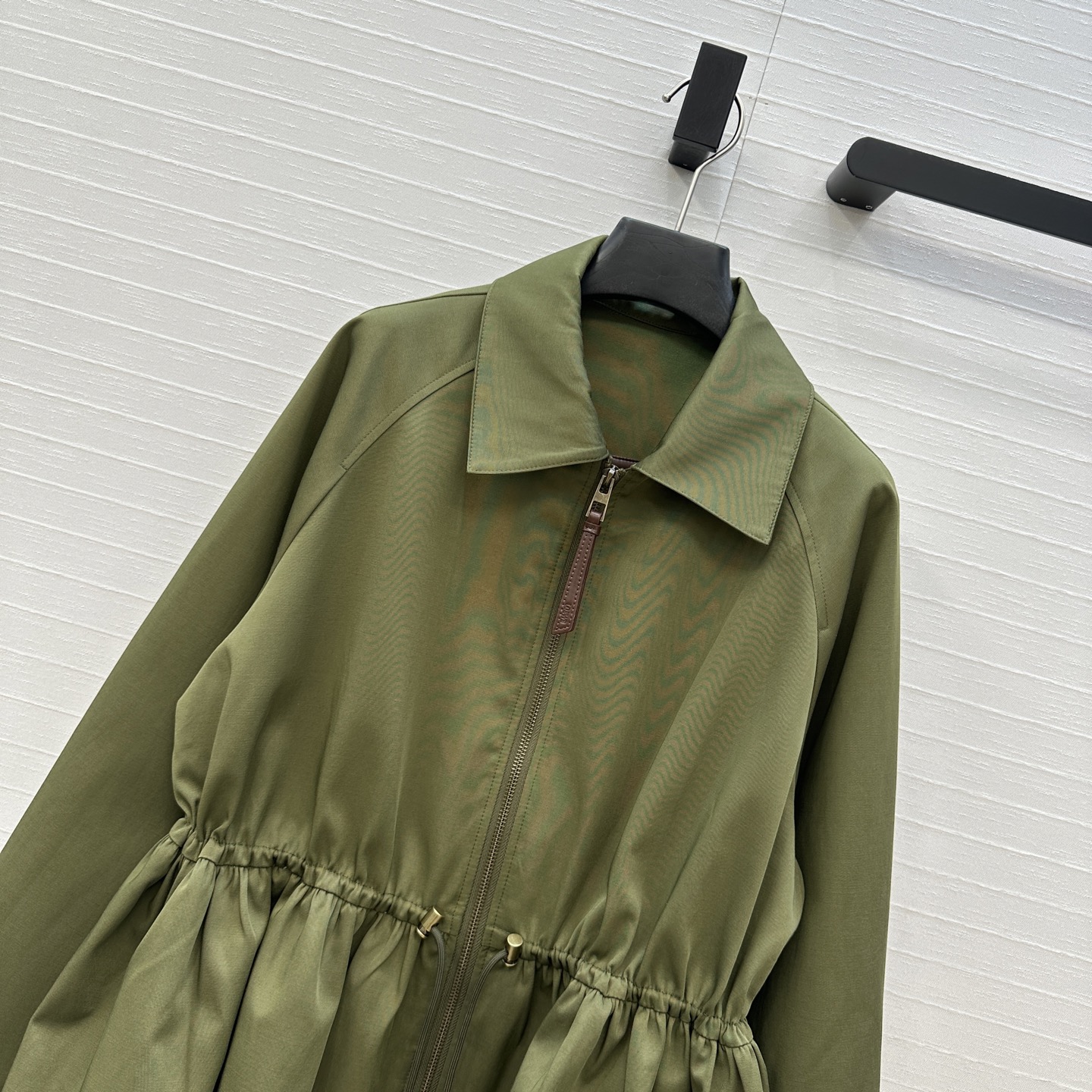 强烈推荐❤️Loew*25新品收腰夹克外套，抽绳束腰设计花苞蓬蓬衣摆造型绝绝子💕经典徽标低调时髦，减龄少