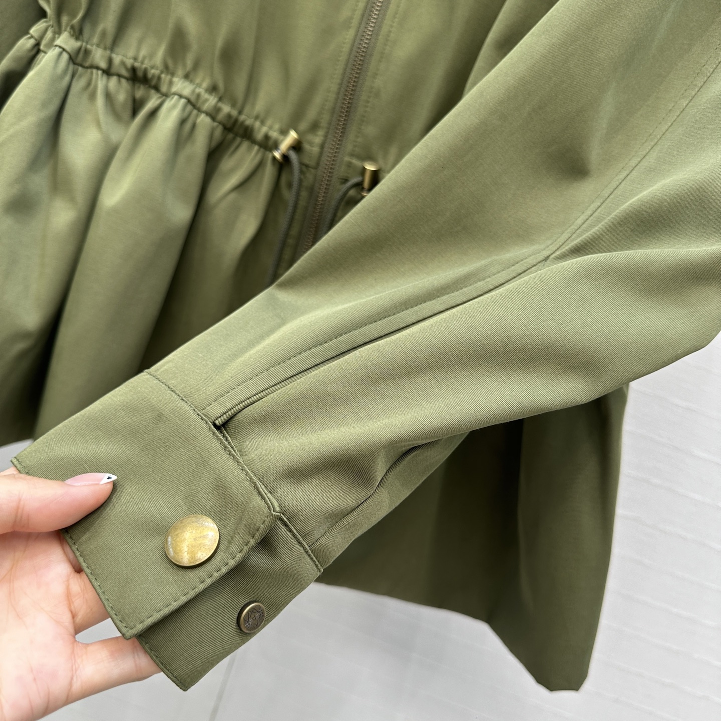 强烈推荐❤️Loew*25新品收腰夹克外套，抽绳束腰设计花苞蓬蓬衣摆造型绝绝子💕经典徽标低调时髦，减龄少