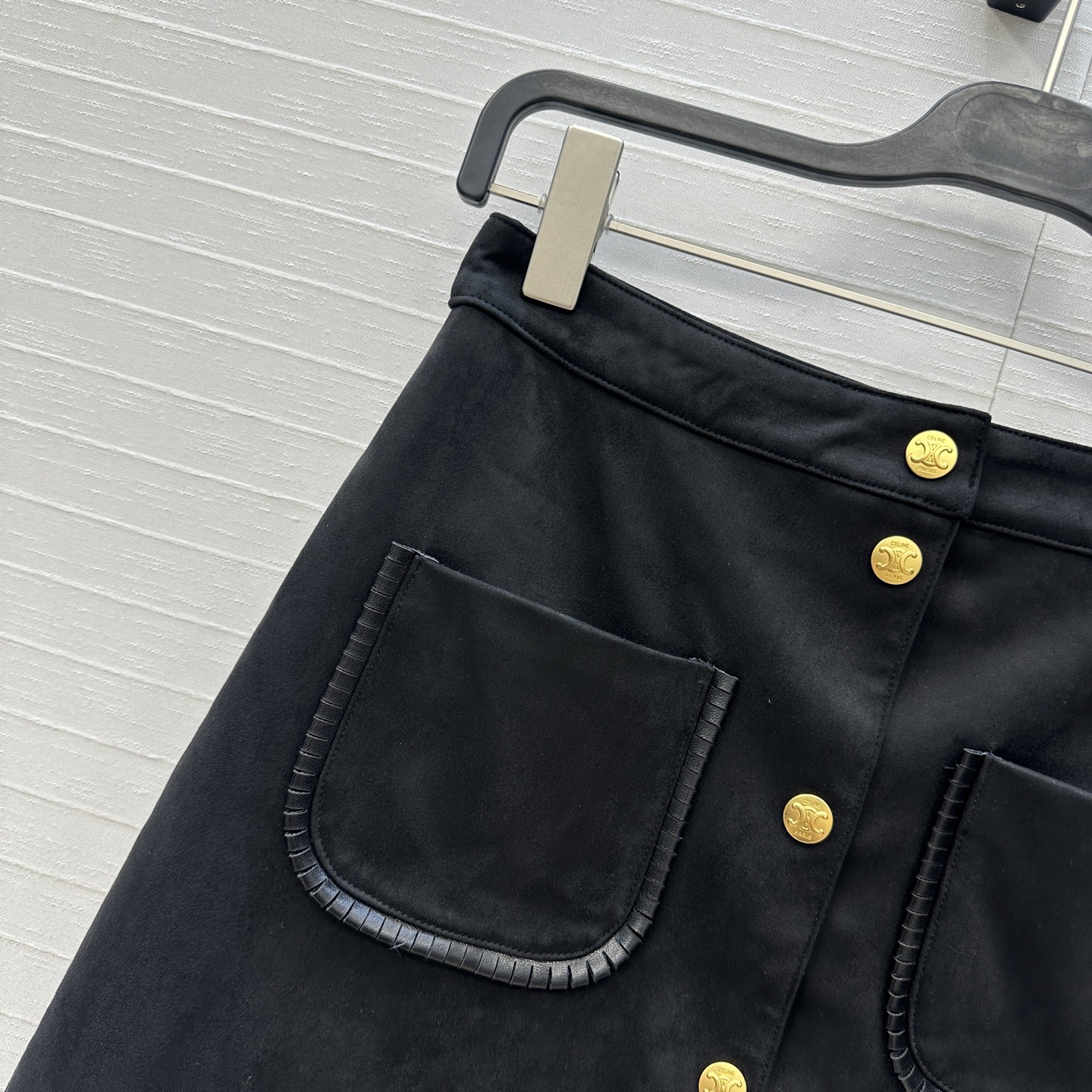 强烈推荐❤️CE新品 黑金凯旋门金属扣绒面半裙，双口袋装饰经典必入单品又A又飒！优雅帅气时髦又高级的调调