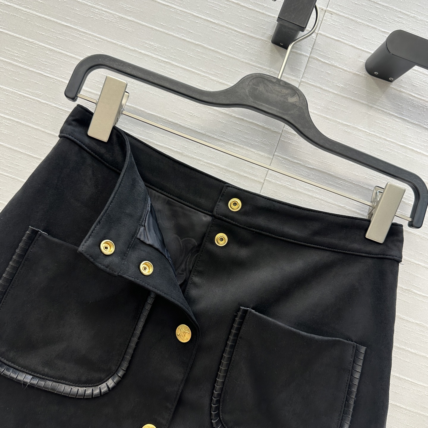 强烈推荐❤️CE新品 黑金凯旋门金属扣绒面半裙，双口袋装饰经典必入单品又A又飒！优雅帅气时髦又高级的调调