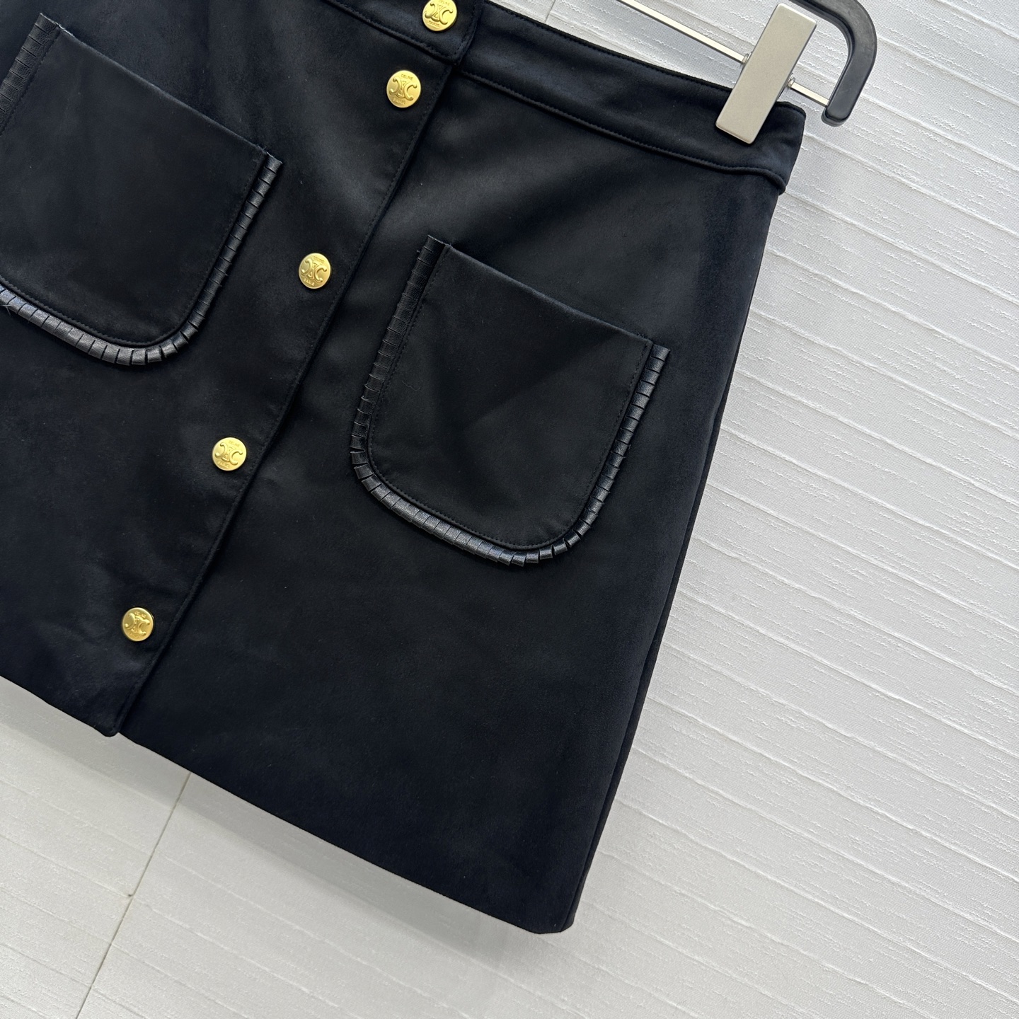 强烈推荐❤️CE新品 黑金凯旋门金属扣绒面半裙，双口袋装饰经典必入单品又A又飒！优雅帅气时髦又高级的调调