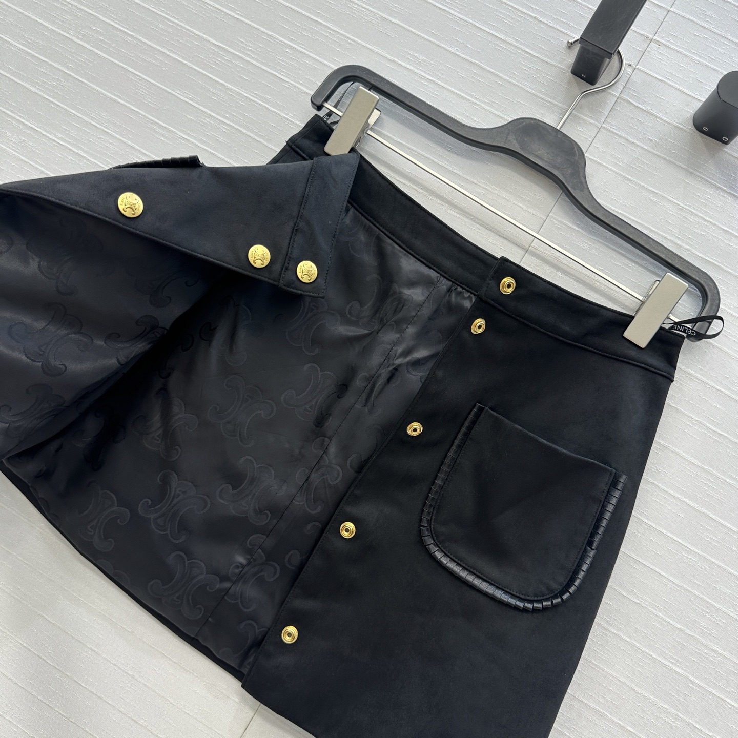 强烈推荐❤️CE新品 黑金凯旋门金属扣绒面半裙，双口袋装饰经典必入单品又A又飒！优雅帅气时髦又高级的调调