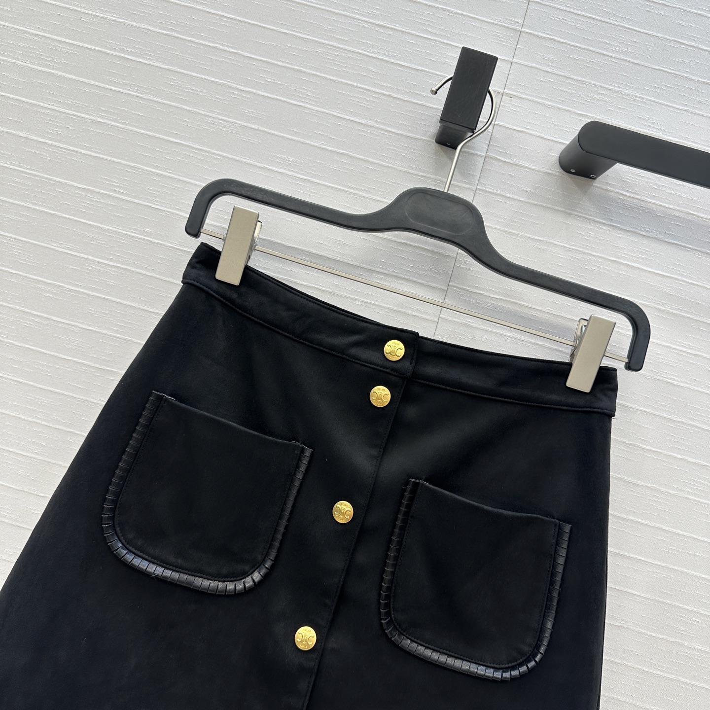 强烈推荐❤️CE新品 黑金凯旋门金属扣绒面半裙，双口袋装饰经典必入单品又A又飒！优雅帅气时髦又高级的调调