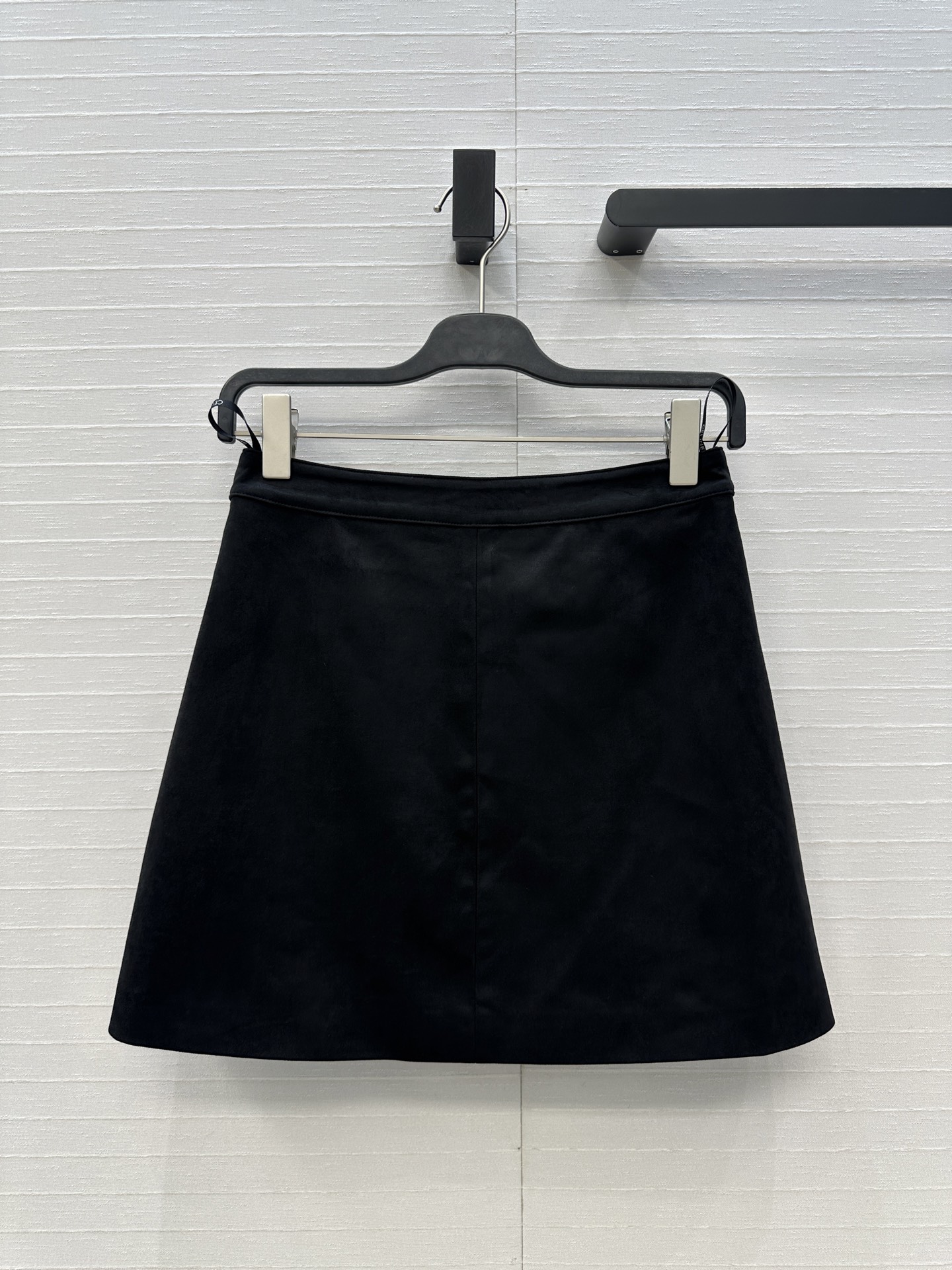 强烈推荐❤️CE新品 黑金凯旋门金属扣绒面半裙，双口袋装饰经典必入单品又A又飒！优雅帅气时髦又高级的调调