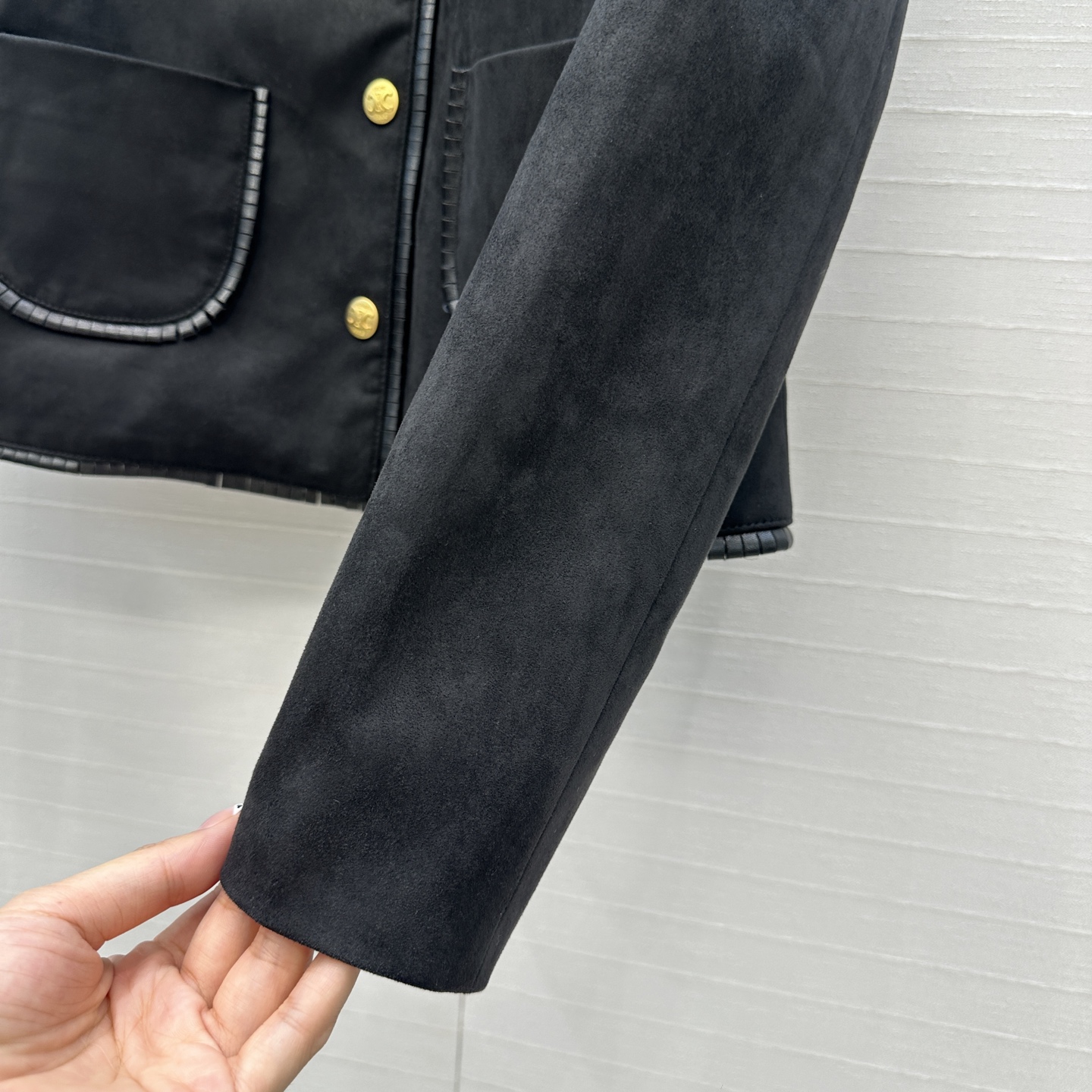 强烈推荐❤️秀智同款，CE黑色绒面凯旋门金扣缀饰翻领夹克小外套，经典H短款版型百搭又显瘦！甜酷的时髦少女