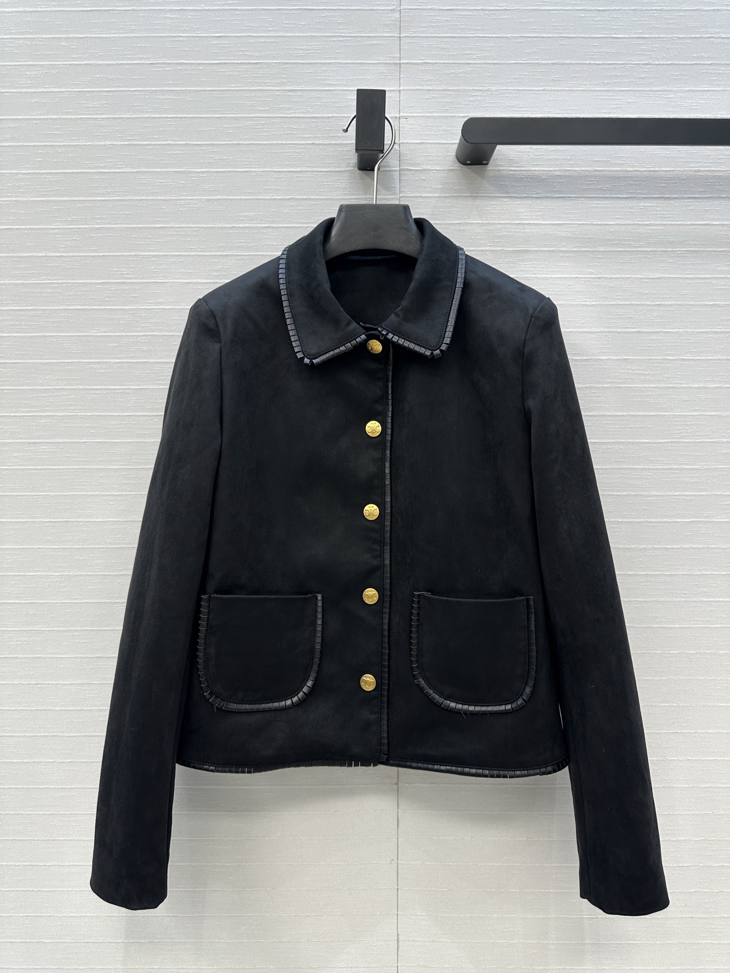 强烈推荐❤️秀智同款，CE黑色绒面凯旋门金扣缀饰翻领夹克小外套，经典H短款版型百搭又显瘦！甜酷的时髦少女