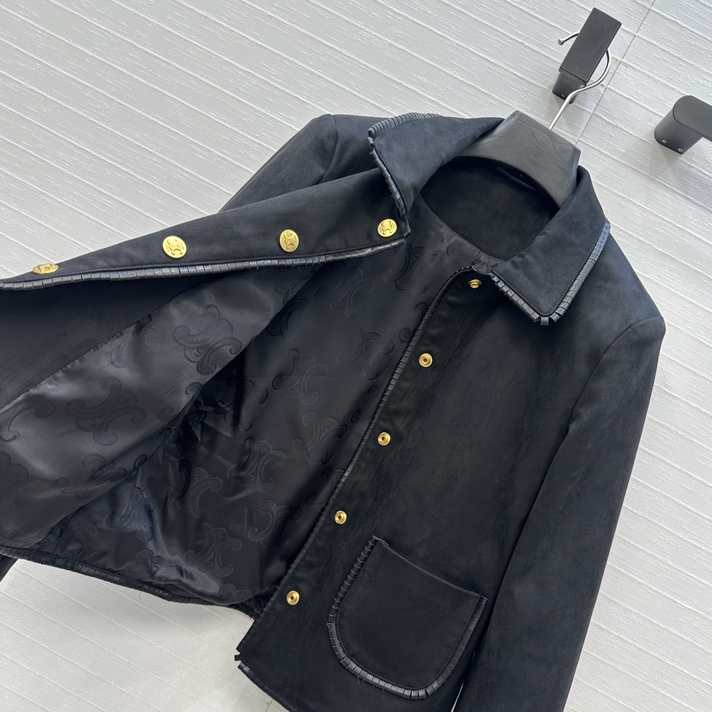 强烈推荐❤️秀智同款，CE黑色绒面凯旋门金扣缀饰翻领夹克小外套，经典H短款版型百搭又显瘦！甜酷的时髦少女