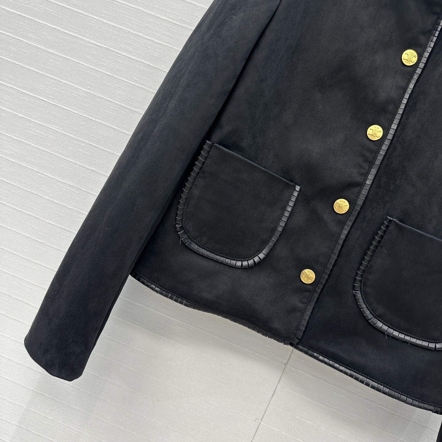 强烈推荐❤️秀智同款，CE黑色绒面凯旋门金扣缀饰翻领夹克小外套，经典H短款版型百搭又显瘦！甜酷的时髦少女