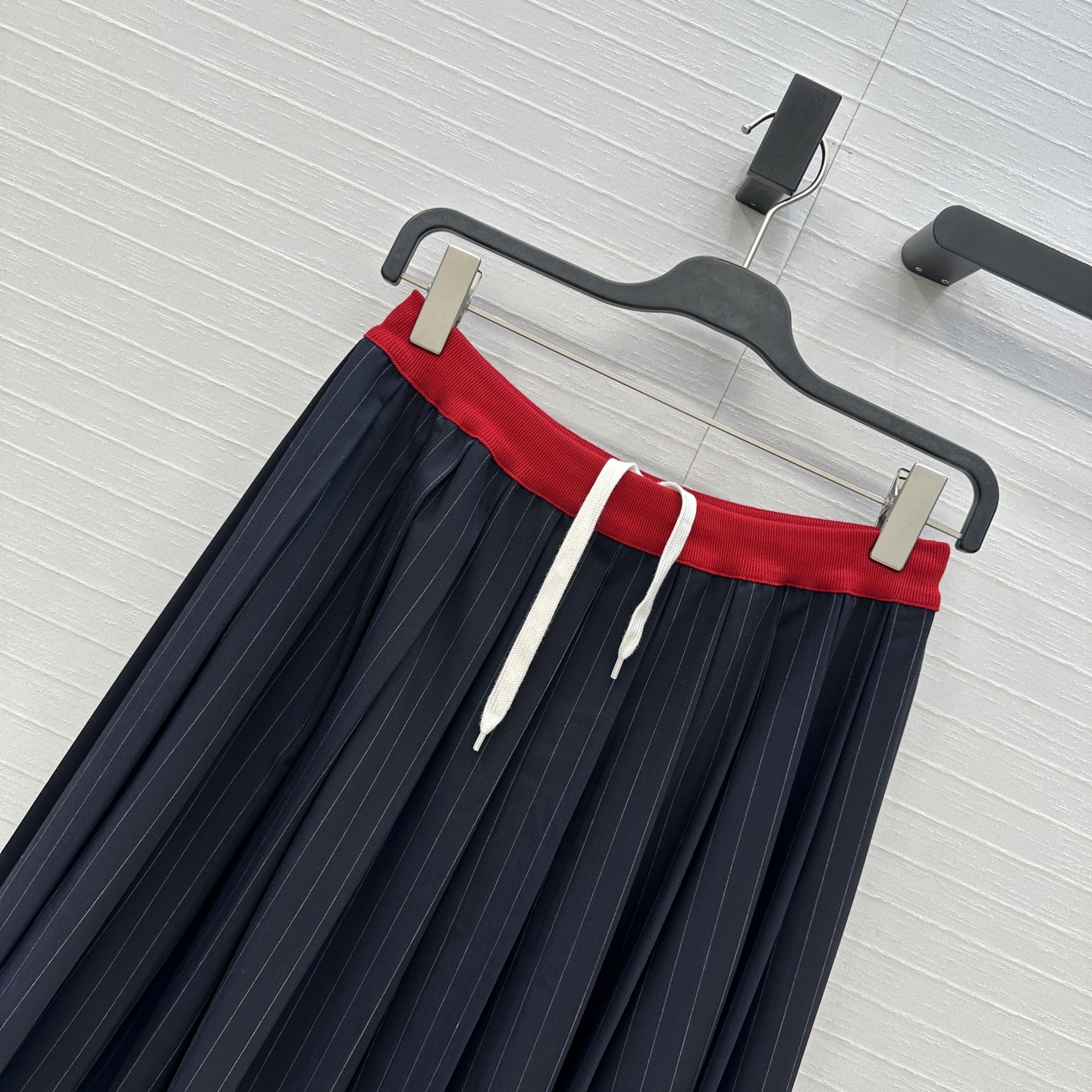 强烈推荐❤️miu系少女穿搭！知性分子学院风压褶长半裙，撞色罗纹腰带拼接设计甜酷兼备减龄穿搭。海军蓝条纹