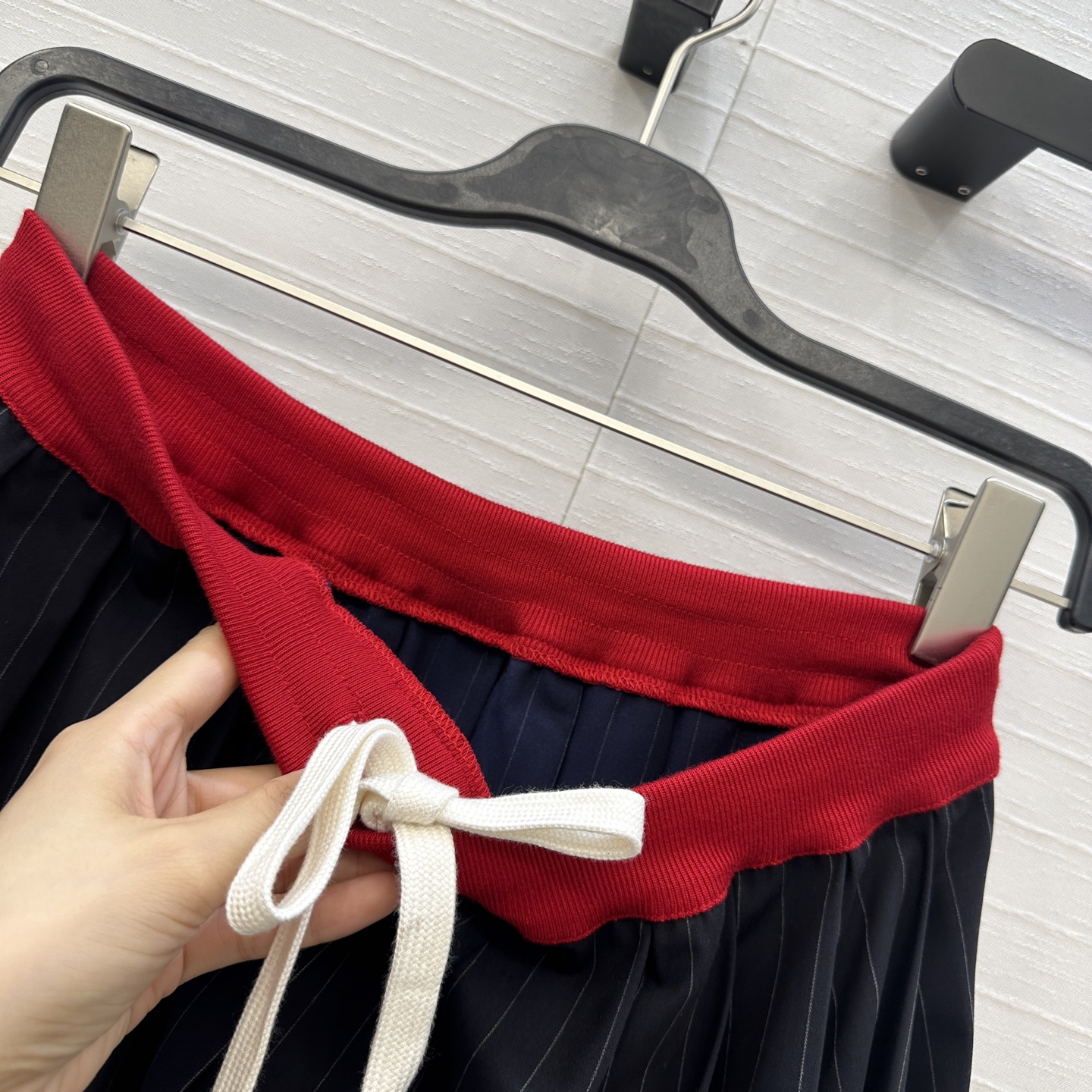 强烈推荐❤️miu系少女穿搭！知性分子学院风压褶长半裙，撞色罗纹腰带拼接设计甜酷兼备减龄穿搭。海军蓝条纹