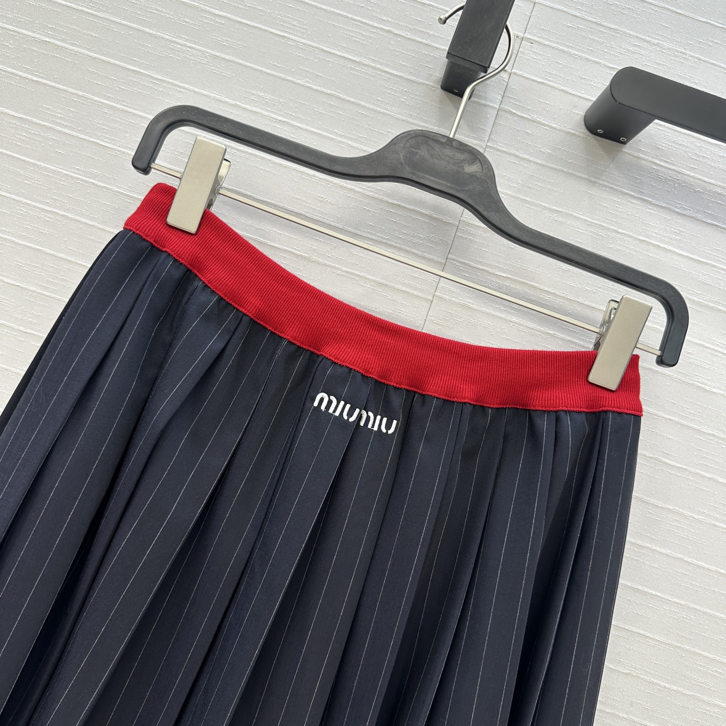 强烈推荐❤️miu系少女穿搭！知性分子学院风压褶长半裙，撞色罗纹腰带拼接设计甜酷兼备减龄穿搭。海军蓝条纹