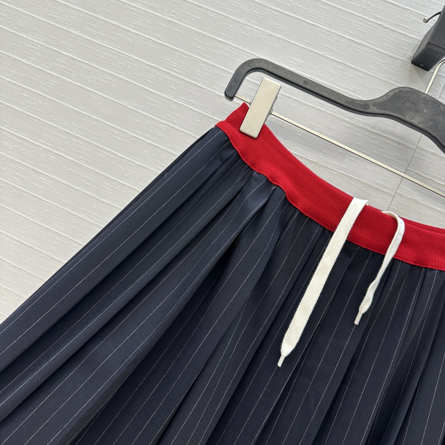 强烈推荐❤️miu系少女穿搭！知性分子学院风压褶长半裙，撞色罗纹腰带拼接设计甜酷兼备减龄穿搭。海军蓝条纹