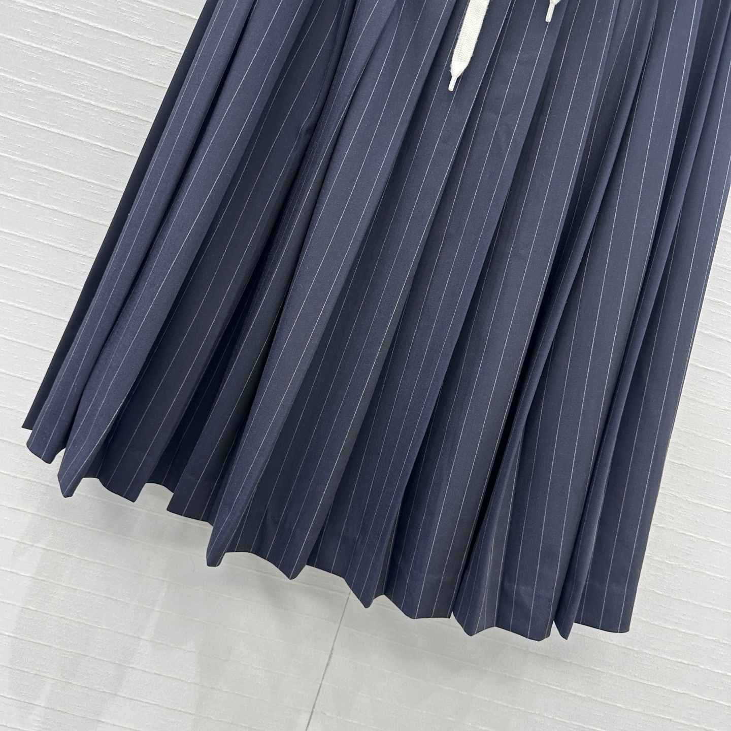 强烈推荐❤️miu系少女穿搭！知性分子学院风压褶长半裙，撞色罗纹腰带拼接设计甜酷兼备减龄穿搭。海军蓝条纹