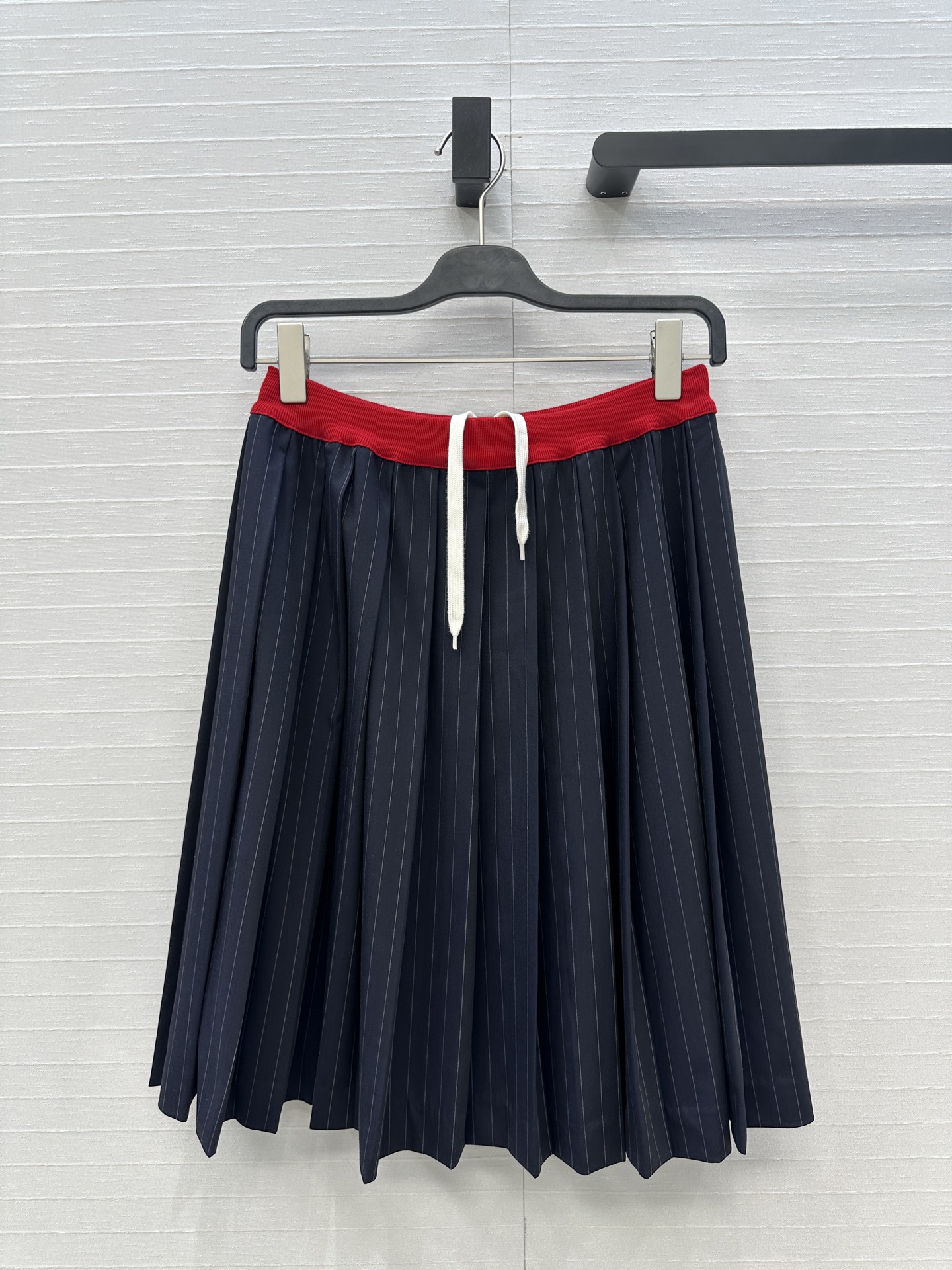 强烈推荐❤️miu系少女穿搭！知性分子学院风压褶长半裙，撞色罗纹腰带拼接设计甜酷兼备减龄穿搭。海军蓝条纹