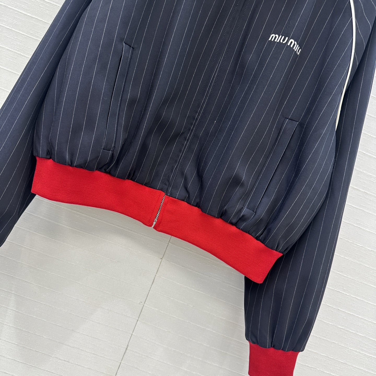 强烈推荐❤️miu系少女穿搭！知性分子学院风落肩短款夹克外套！撞色罗纹领拼接设计甜酷兼备减龄穿搭。海军蓝