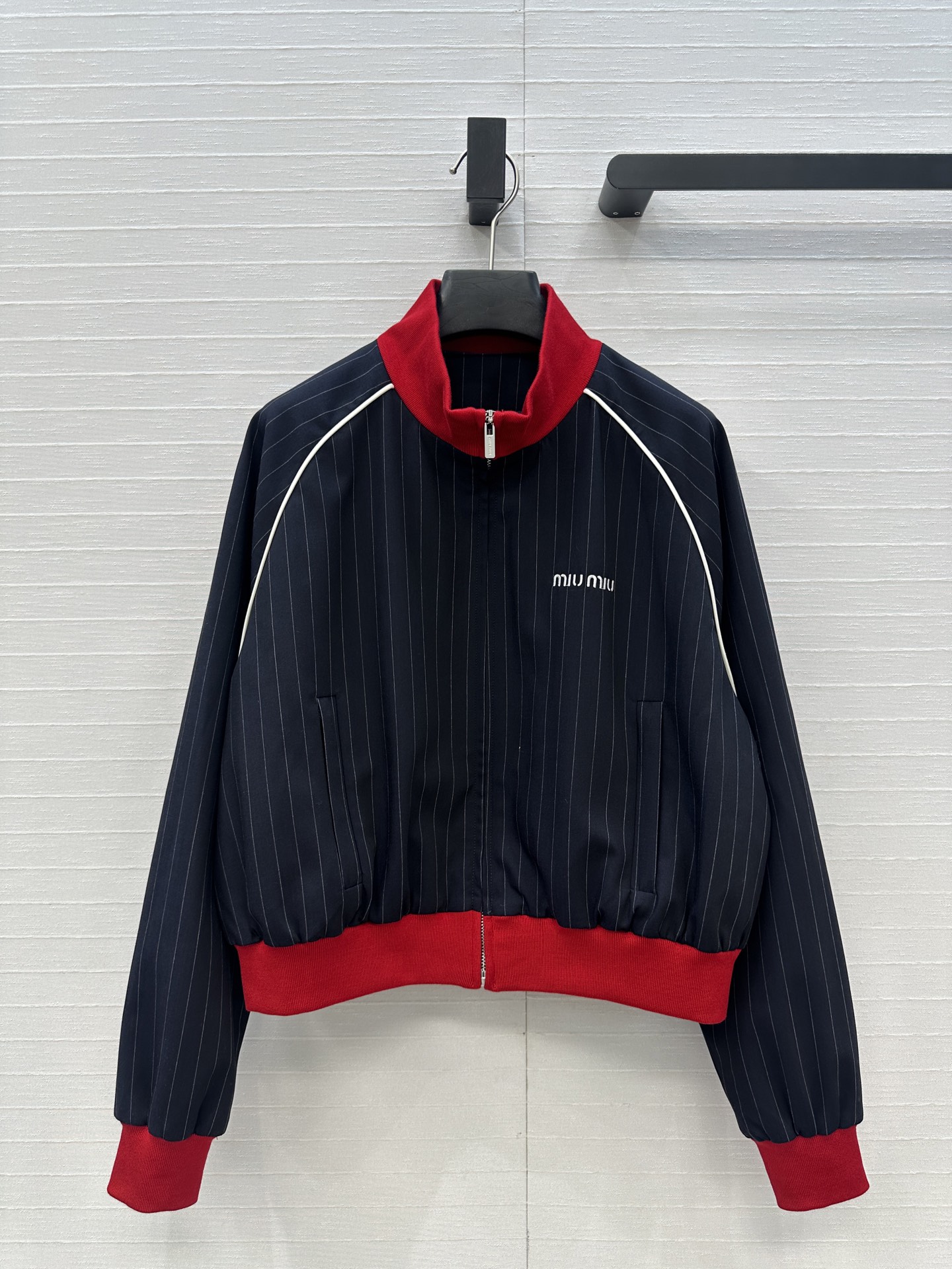 强烈推荐❤️miu系少女穿搭！知性分子学院风落肩短款夹克外套！撞色罗纹领拼接设计甜酷兼备减龄穿搭。海军蓝