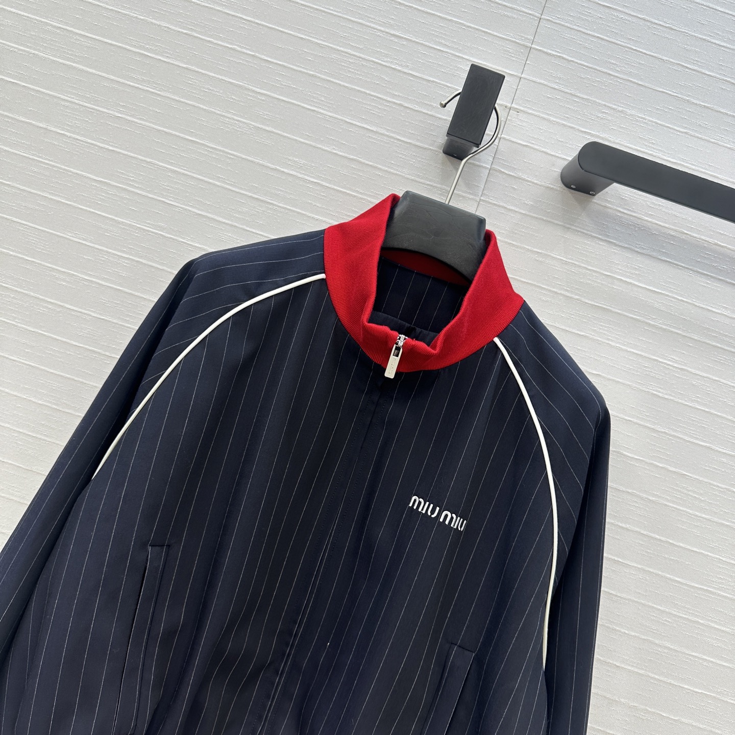 强烈推荐❤️miu系少女穿搭！知性分子学院风落肩短款夹克外套！撞色罗纹领拼接设计甜酷兼备减龄穿搭。海军蓝