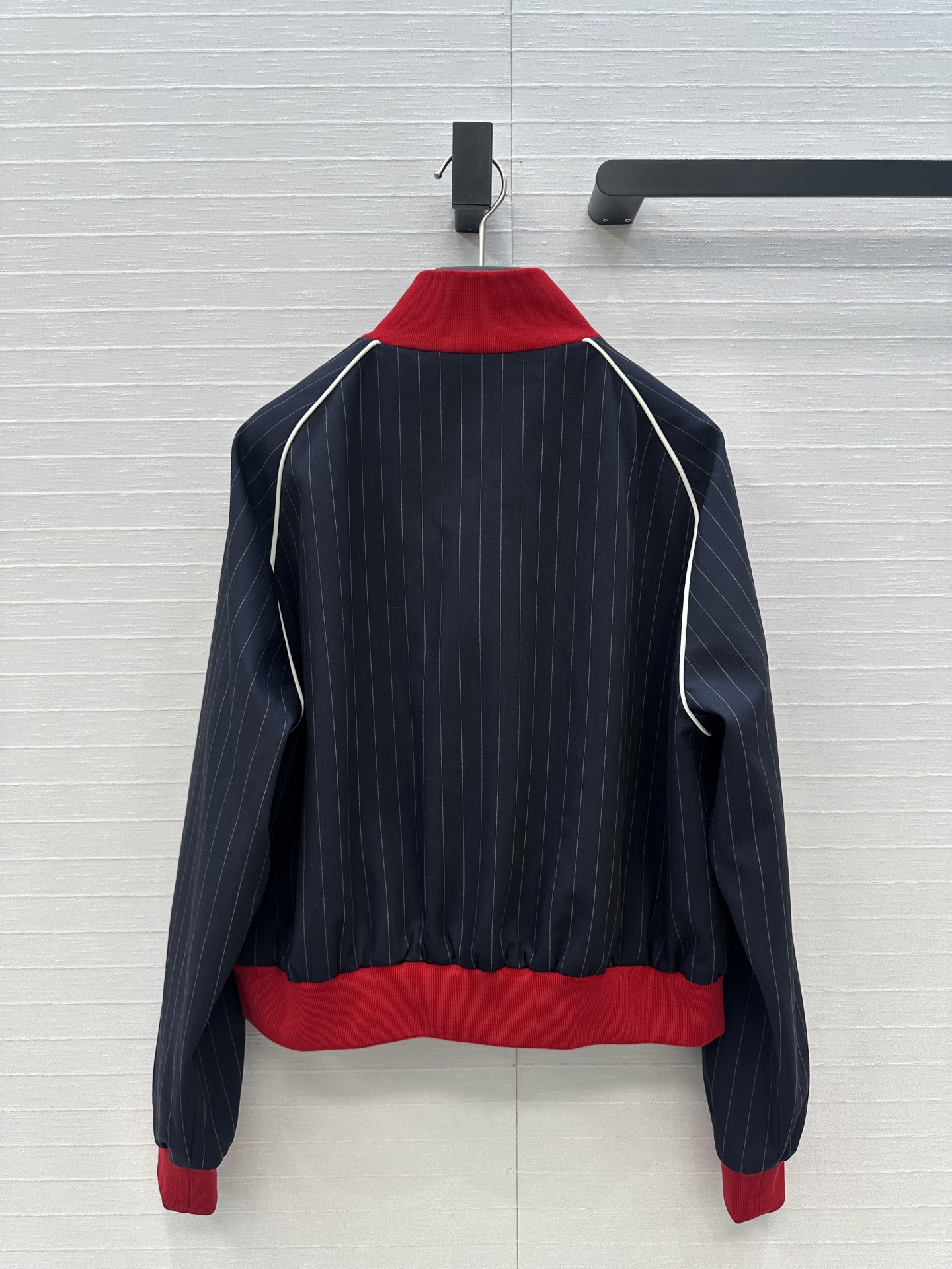 强烈推荐❤️miu系少女穿搭！知性分子学院风落肩短款夹克外套！撞色罗纹领拼接设计甜酷兼备减龄穿搭。海军蓝