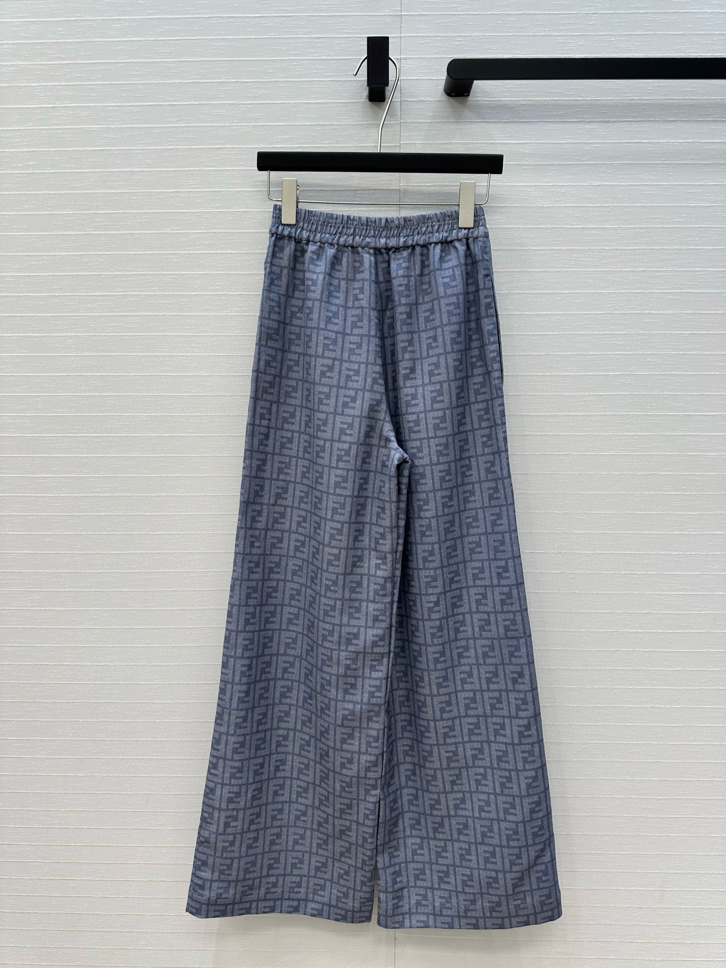 强烈推荐❤️Fen* 25新品 经典老花FF字母印花蓝色长裤！轻薄棉麻面料柔软舒适，经典松紧腰设计直筒阔