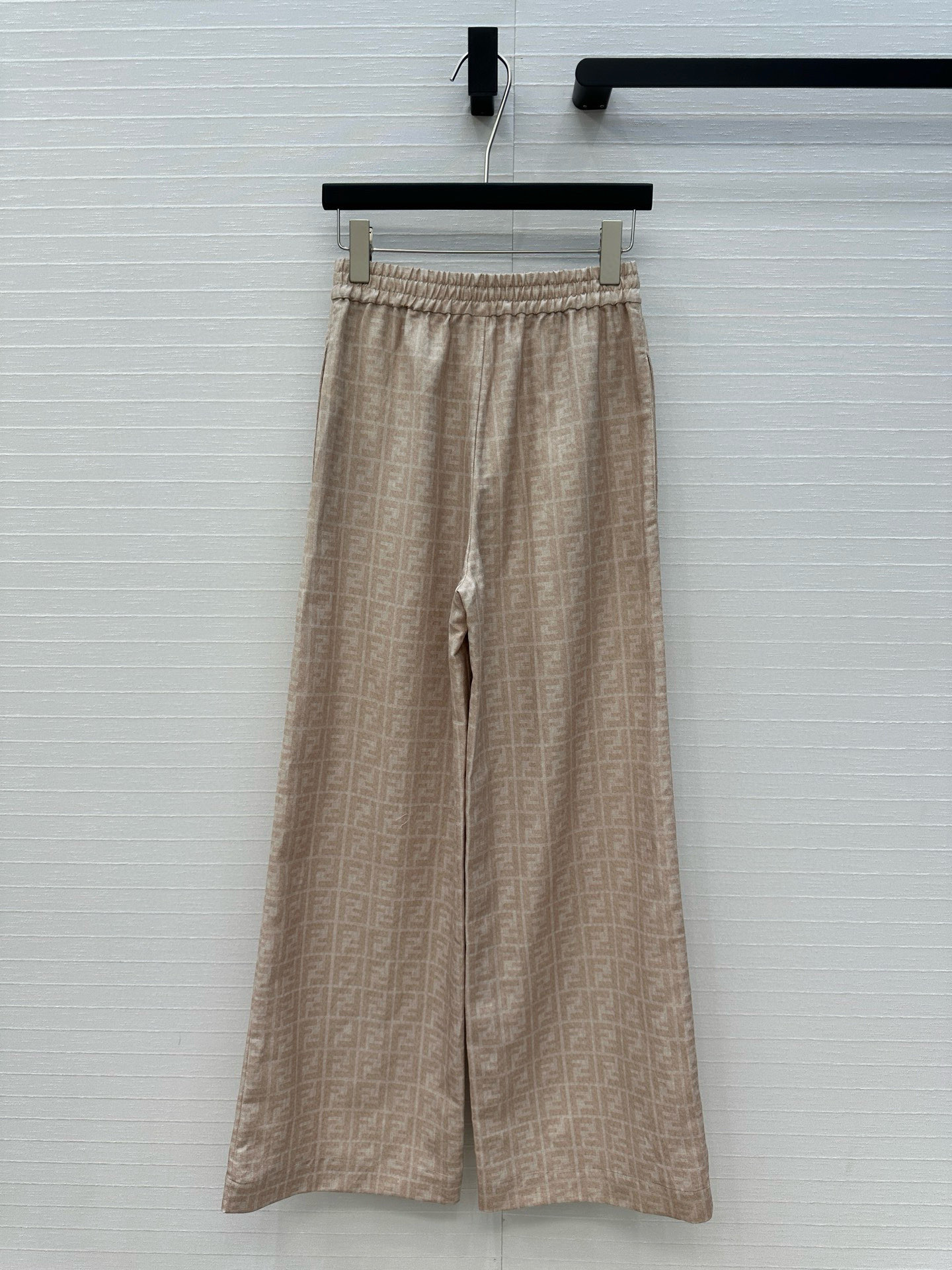 强烈推荐❤️Fen* 25新品 经典老花FF字母印花蓝色长裤！轻薄棉麻面料柔软舒适，经典松紧腰设计直筒阔