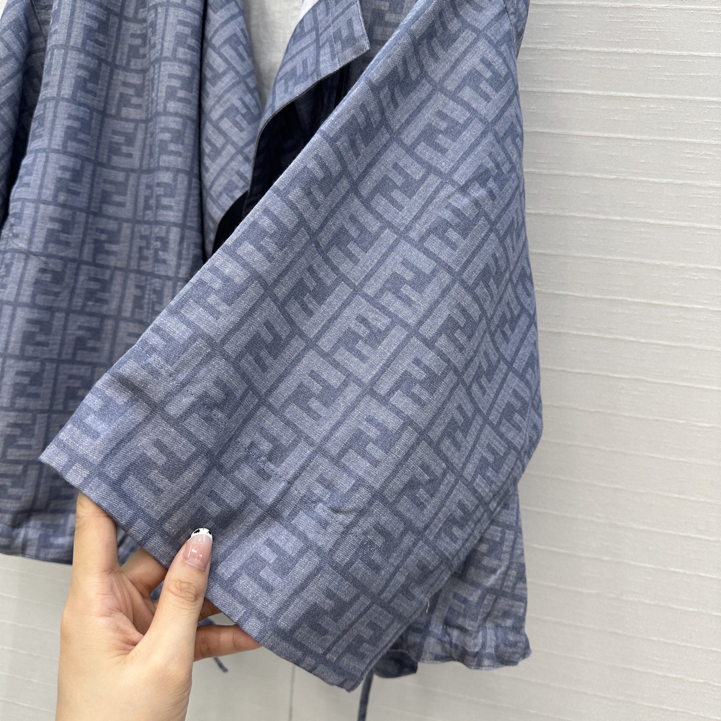 “Recreational Women’s Suit with FF Cape Coat and Tie-and-Twirl Belt | Stylish and Comfortable Fashion Choices” - 图片 7