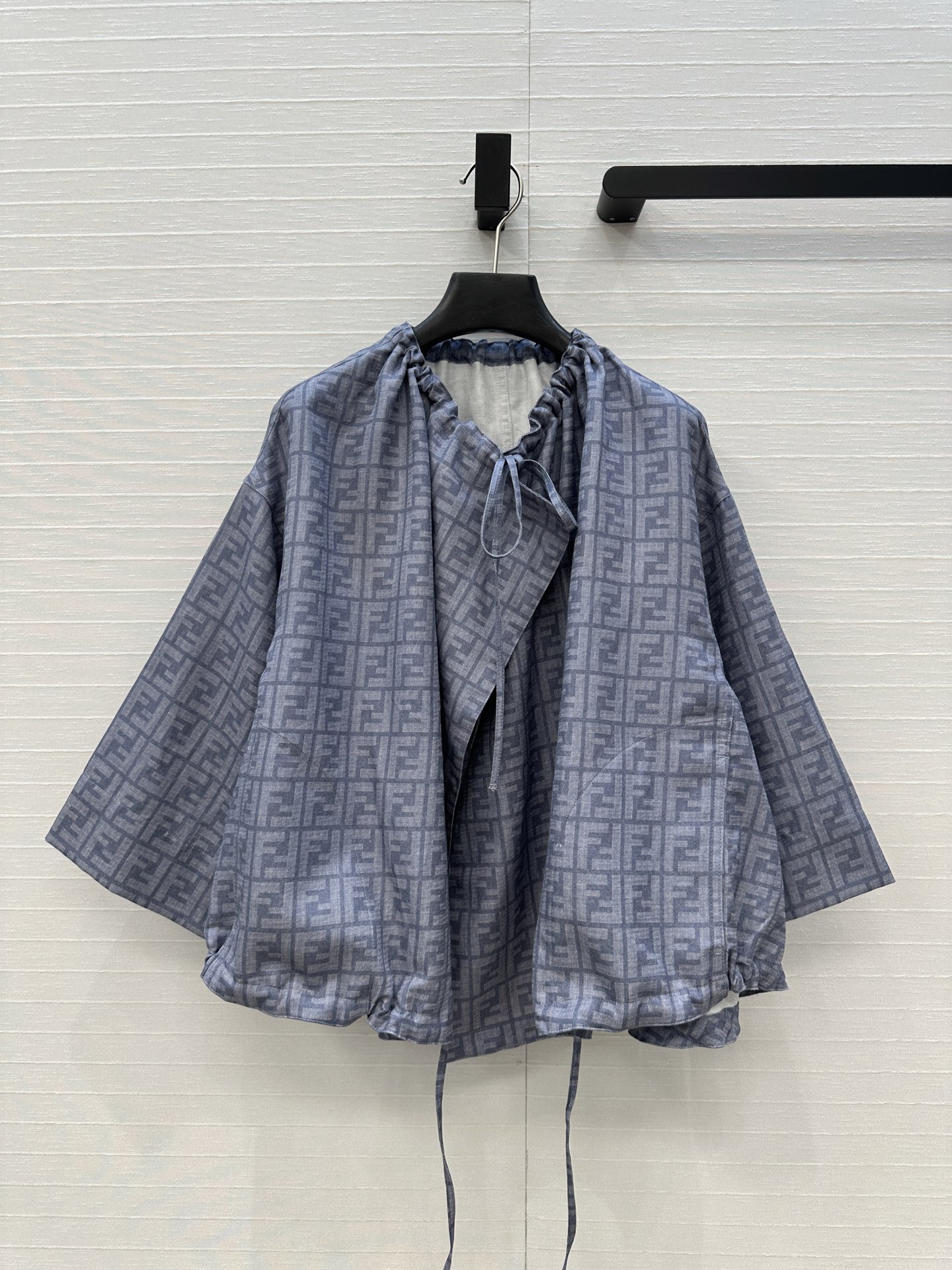 “Recreational Women’s Suit with FF Cape Coat and Tie-and-Twirl Belt | Stylish and Comfortable Fashion Choices” - 图片 1