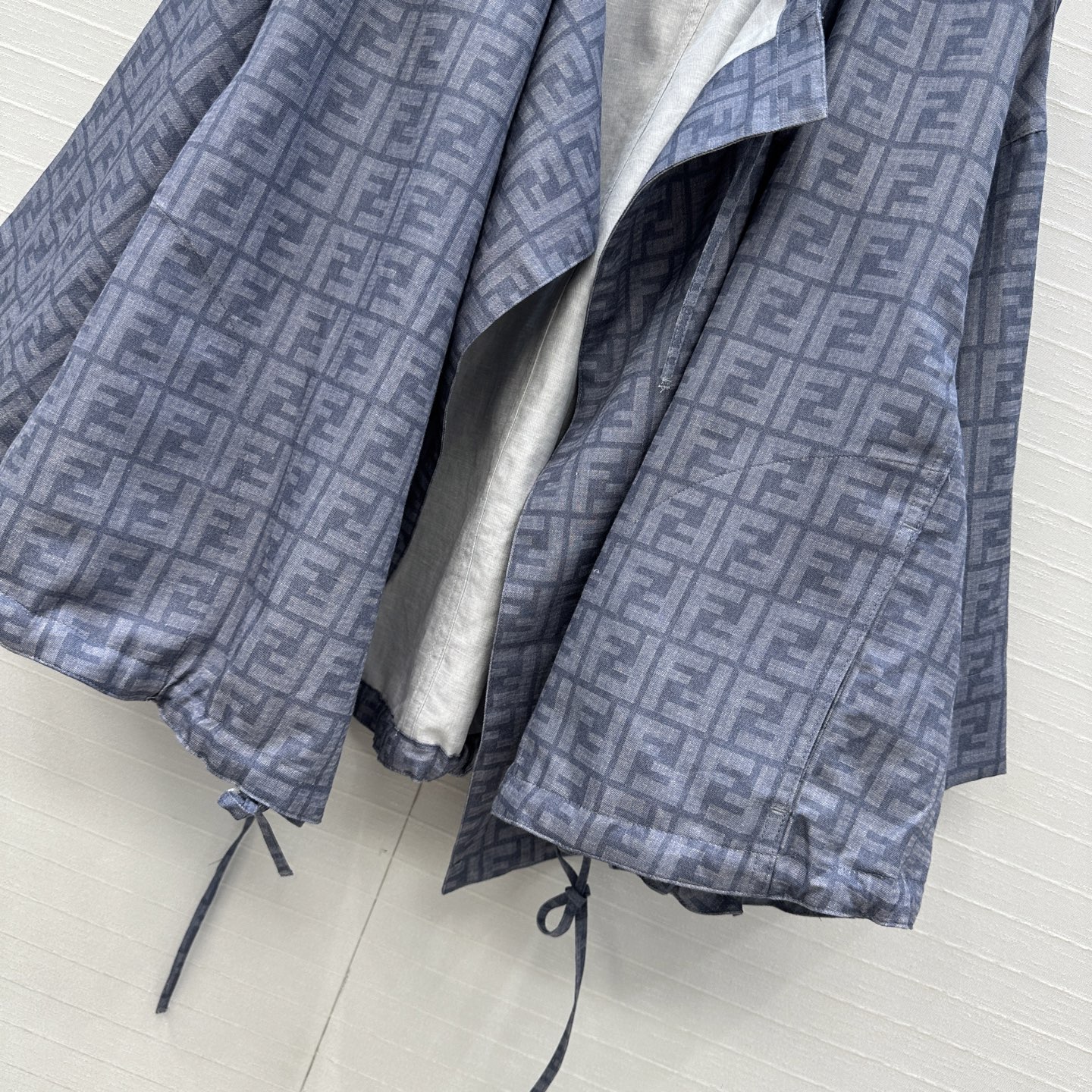 “Recreational Women’s Suit with FF Cape Coat and Tie-and-Twirl Belt | Stylish and Comfortable Fashion Choices” - 图片 6