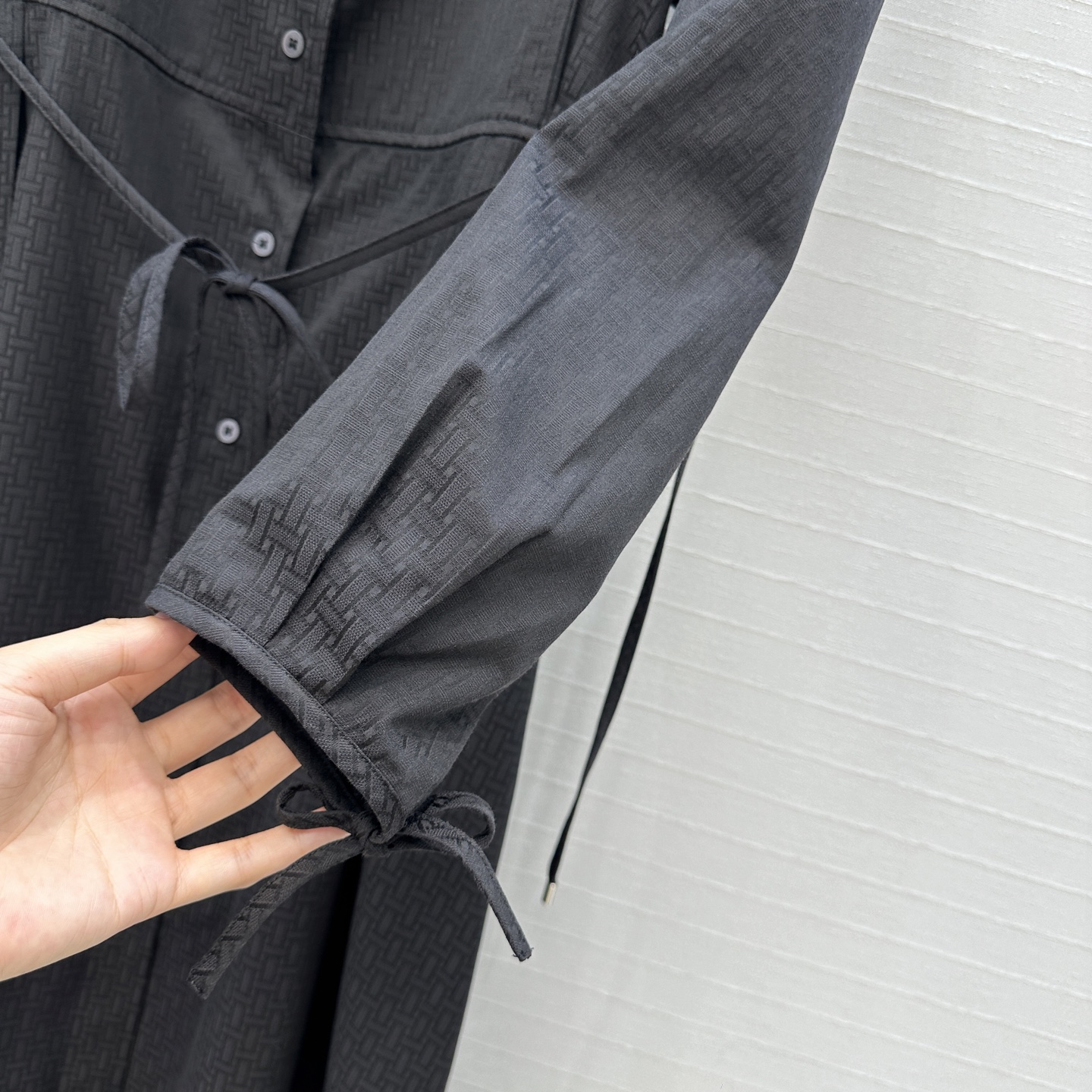 强烈推荐💕 He*mès 新品💕H暗纹提花大翻领系带风衣裙，系带褶裥袖口设计定位压褶处理简约大气不失精致