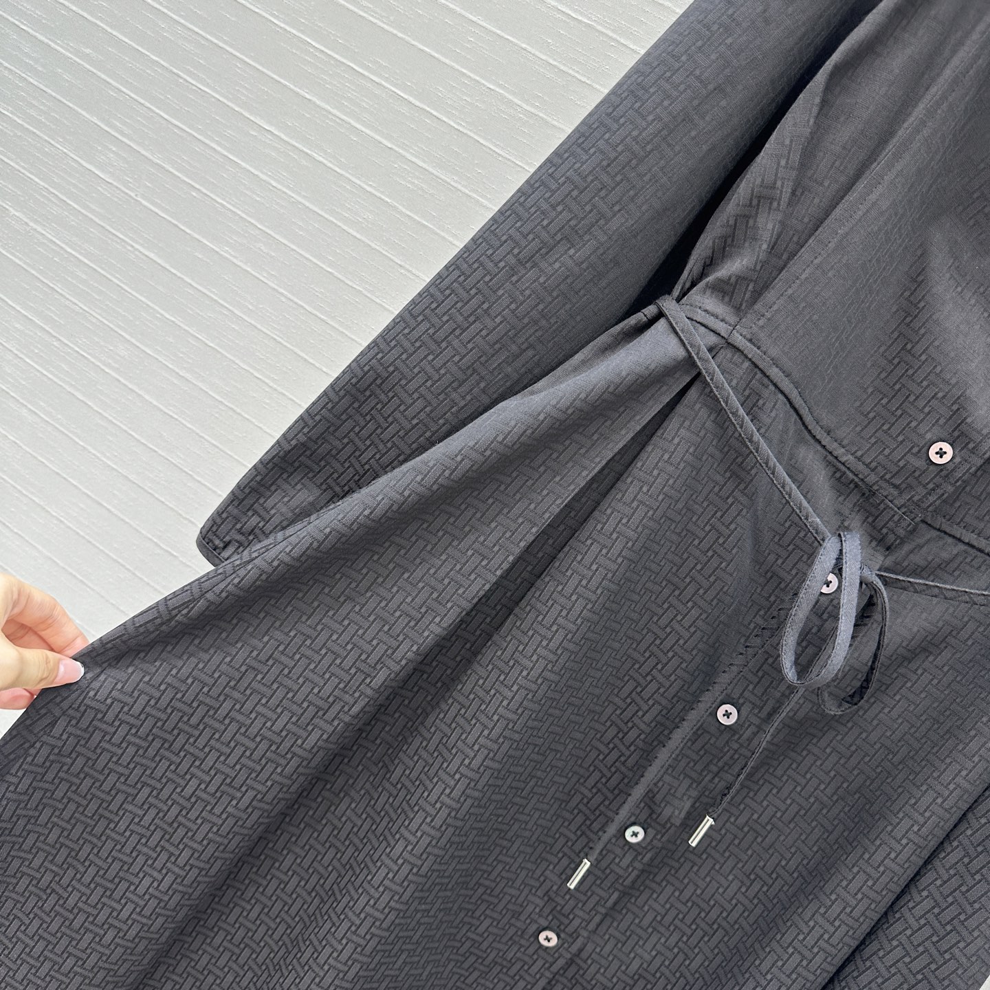 强烈推荐💕 He*mès 新品💕H暗纹提花大翻领系带风衣裙，系带褶裥袖口设计定位压褶处理简约大气不失精致