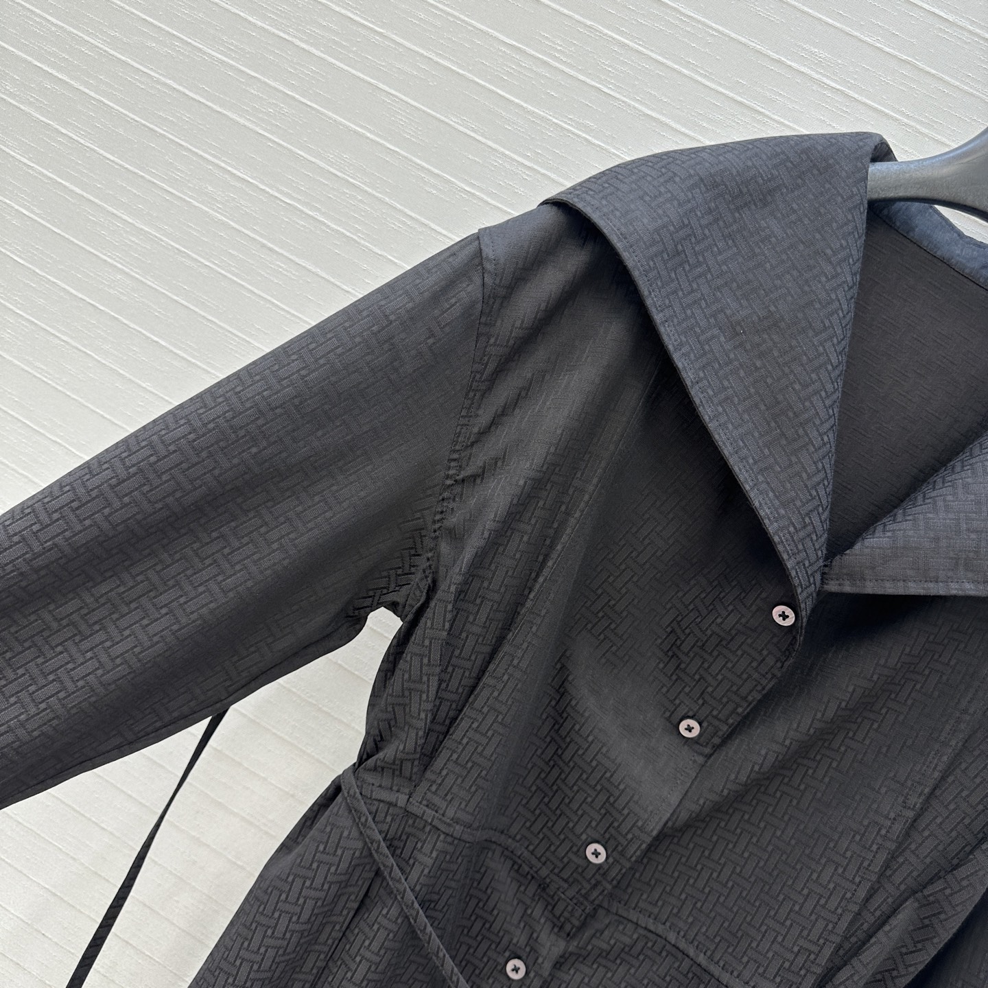 强烈推荐💕 He*mès 新品💕H暗纹提花大翻领系带风衣裙，系带褶裥袖口设计定位压褶处理简约大气不失精致