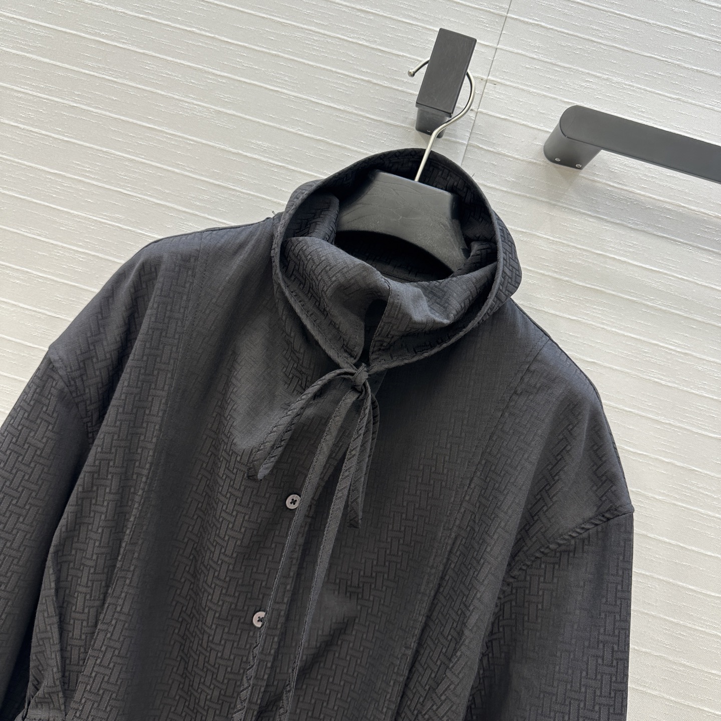 强烈推荐💕 He*mès 新品💕H暗纹提花大翻领系带风衣裙，系带褶裥袖口设计定位压褶处理简约大气不失精致