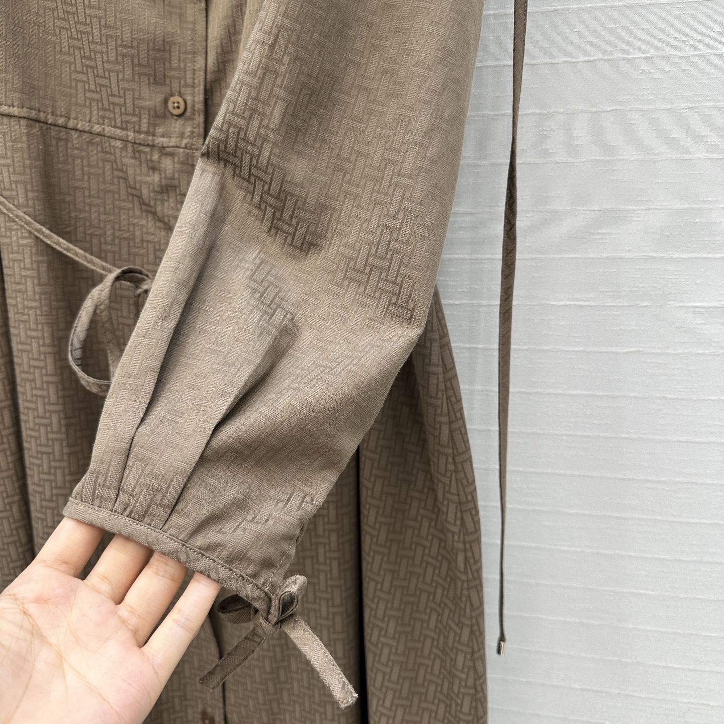 强烈推荐💕 He*mès 新品💕H暗纹提花大翻领系带风衣裙，系带褶裥袖口设计定位压褶处理简约大气不失精致