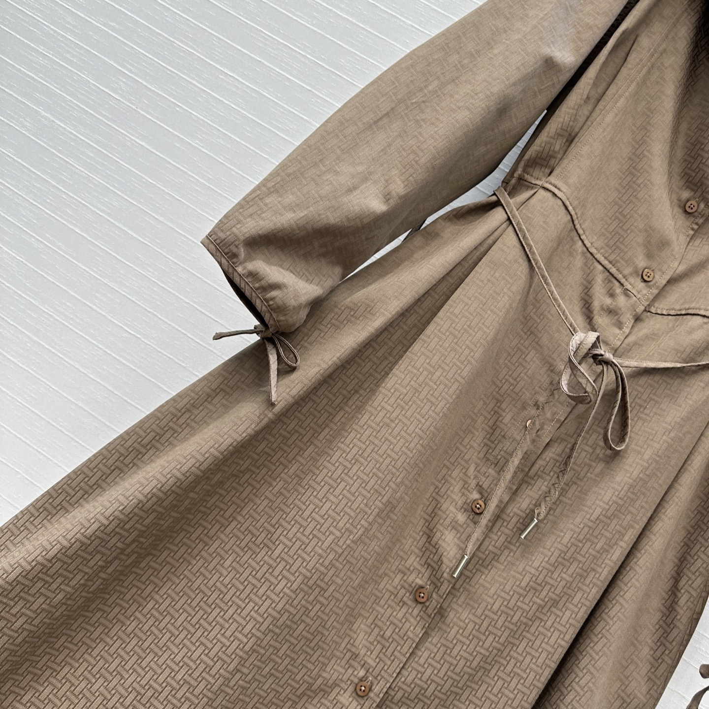 强烈推荐💕 He*mès 新品💕H暗纹提花大翻领系带风衣裙，系带褶裥袖口设计定位压褶处理简约大气不失精致