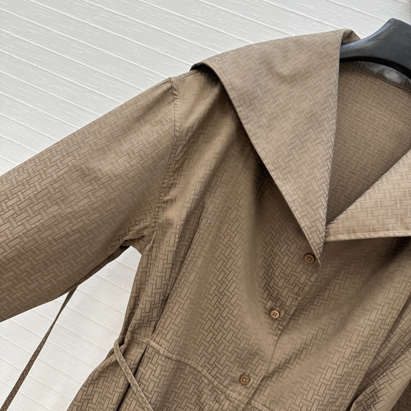 强烈推荐💕 He*mès 新品💕H暗纹提花大翻领系带风衣裙，系带褶裥袖口设计定位压褶处理简约大气不失精致