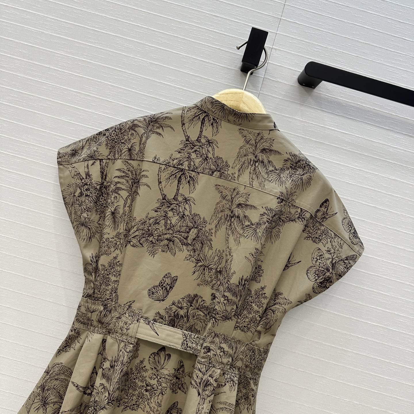 高端品质❤️Dio*25新品 榛果色茹伊印花圆领扣饰连衣裙！重新诠释 D家经典丛林动物图案。定制进口高密