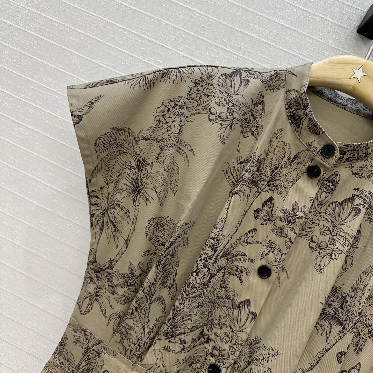 高端品质❤️Dio*25新品 榛果色茹伊印花圆领扣饰连衣裙！重新诠释 D家经典丛林动物图案。定制进口高密