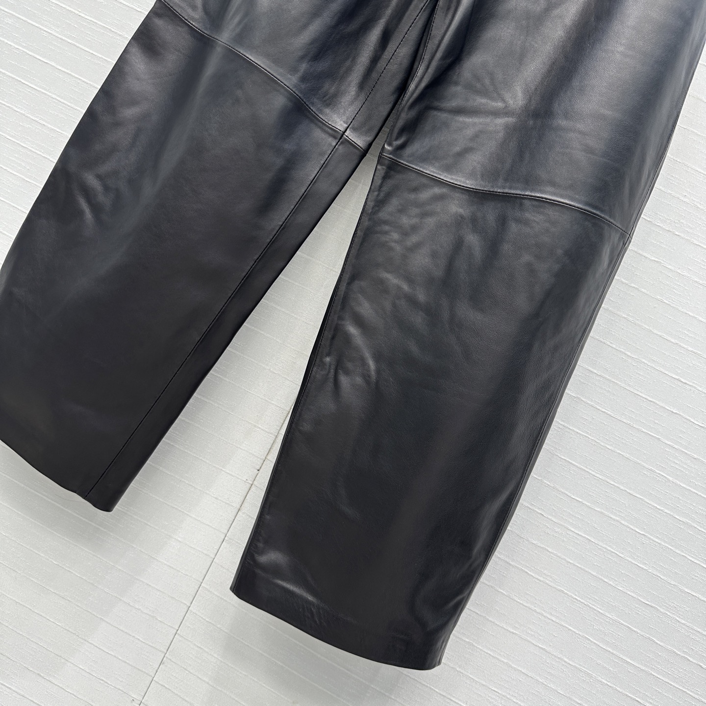 Title: High-End Women’s Leather Pants Suit with Thin Insulation Summary: Premium one-size-fits-all suit with high-quality sheep leather pants, available in four sizes. - 图片 6